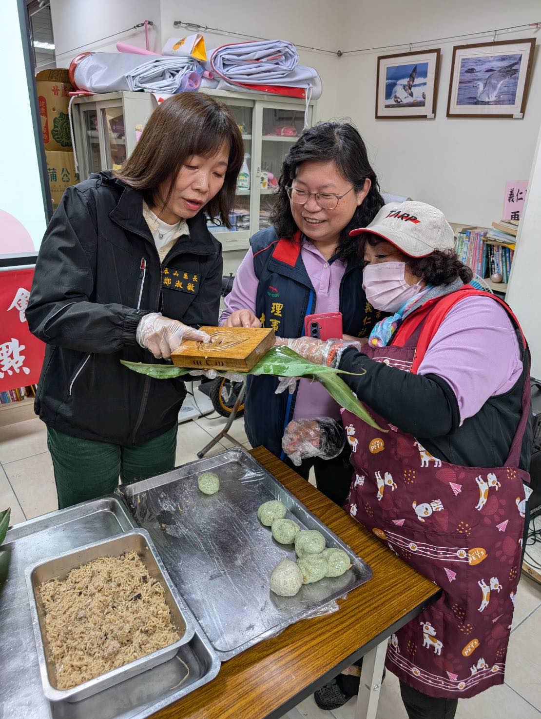 泰山區長鄭淑敏親自參與壓模製粿，與居民們一同重溫懷舊米食製作過程。