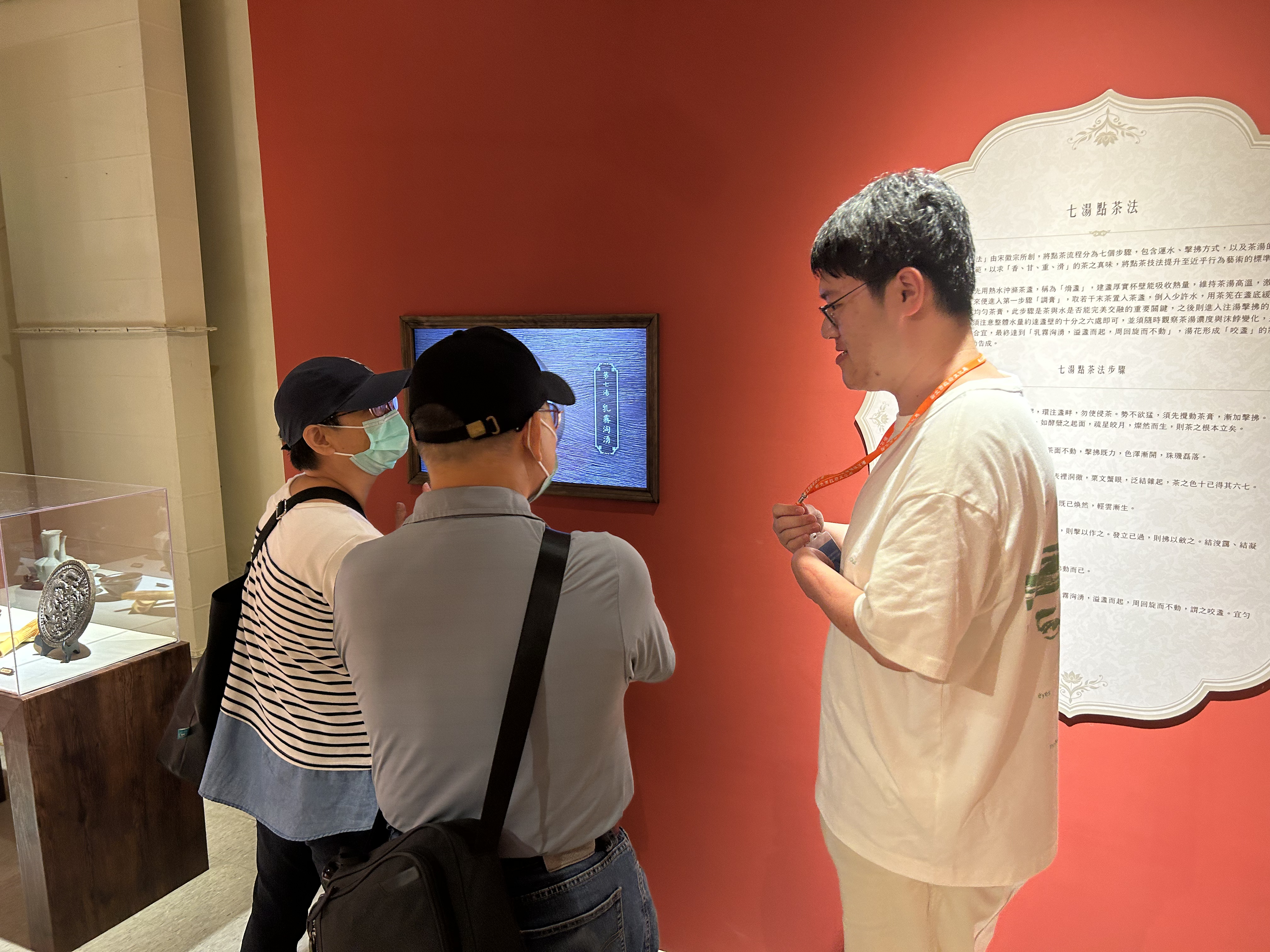 113年參加新北市政府暑期工讀計畫的魏同學，在坪林茶業博物館為民眾進行導覽服務。