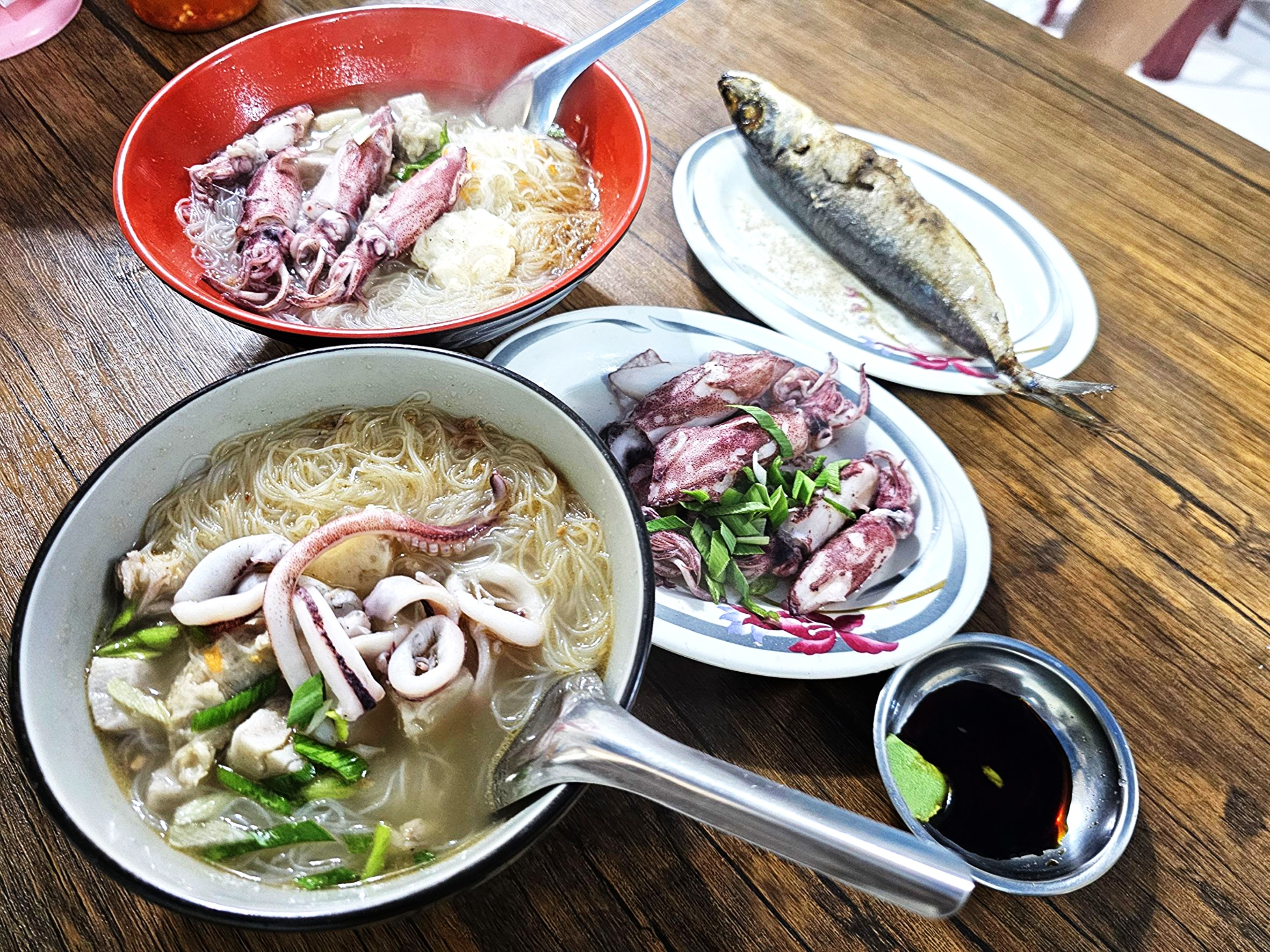 鼻頭漁港旁餐廳的在地美味海鮮料理