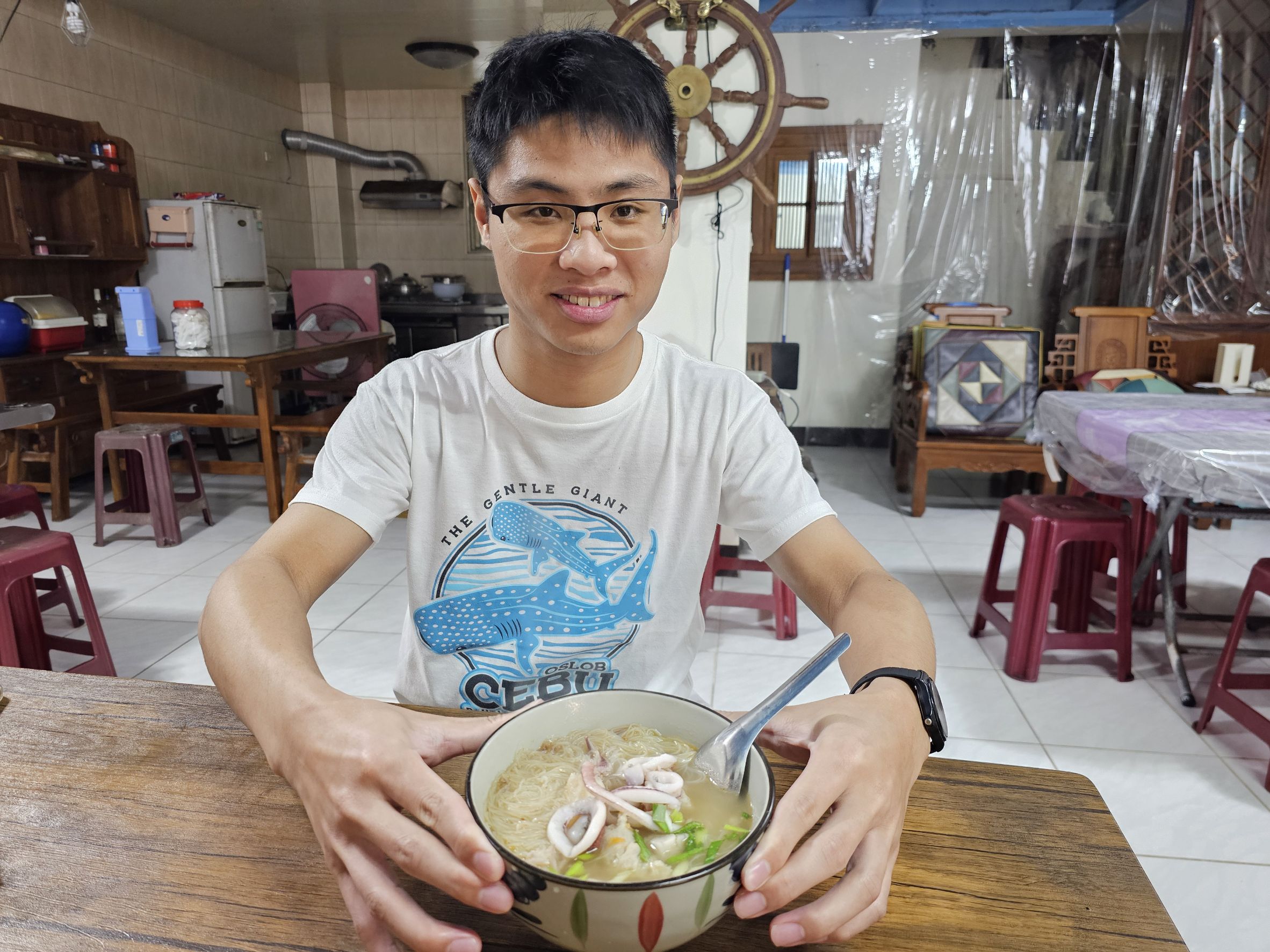 鼻頭漁港旁餐廳美味的透抽米粉