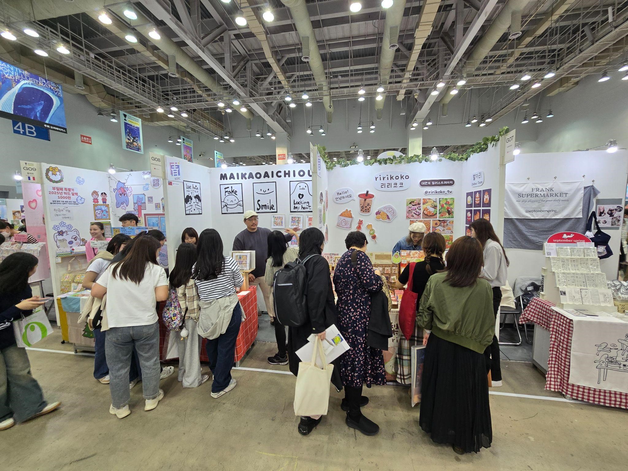 新北市青年局113年11月帶領新北青年文創團隊參與釜山插畫展Busan  Illustration Fair，商品涵蓋畫作及各種插畫延伸周邊商品，吸引許多消費者目光。