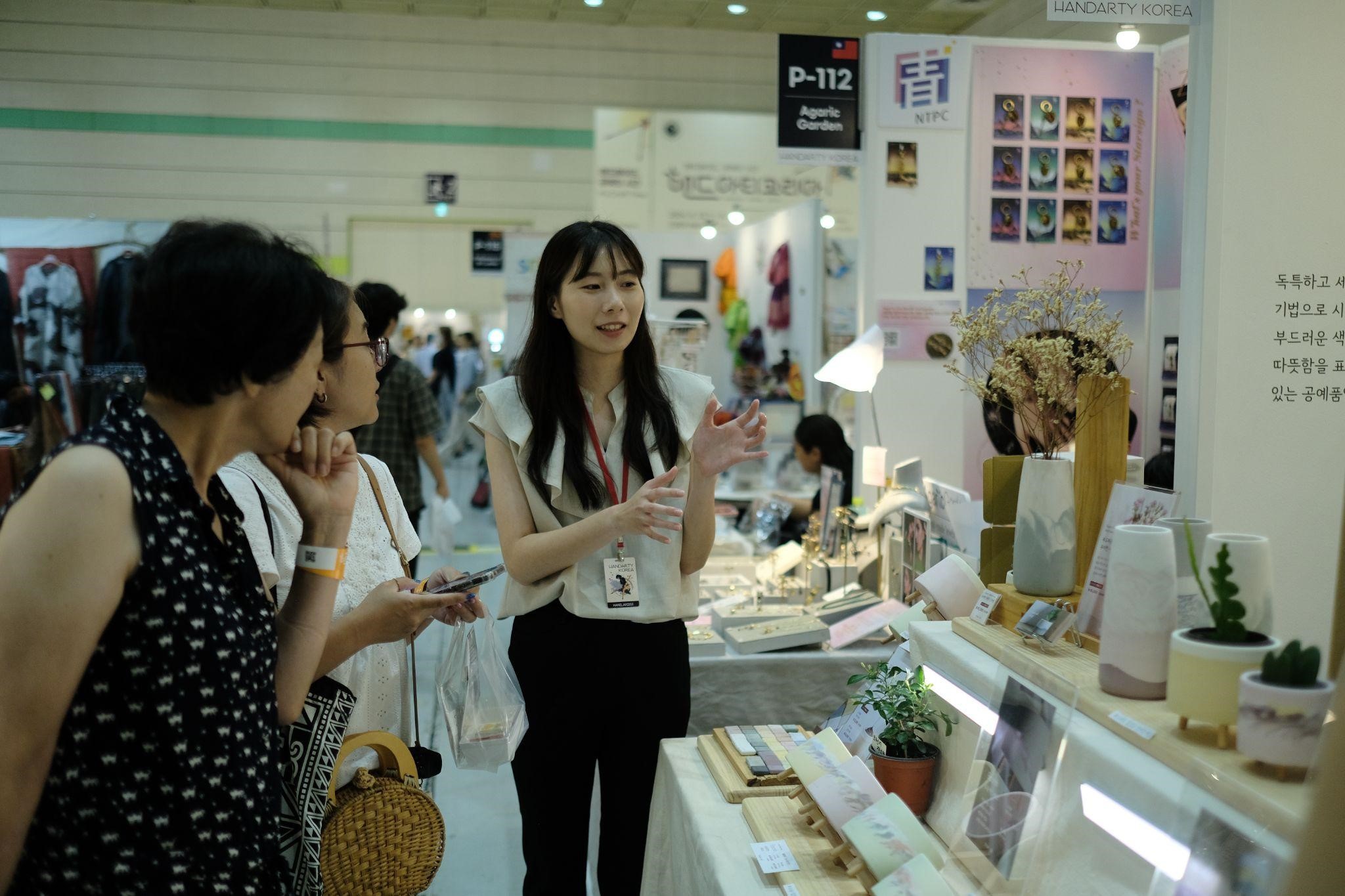 新北市青年局不僅提供參展團隊商品文宣及攤位背板文字翻譯，現場更配備展會專業口譯人員，協助參展團隊與當地消費者溝通。