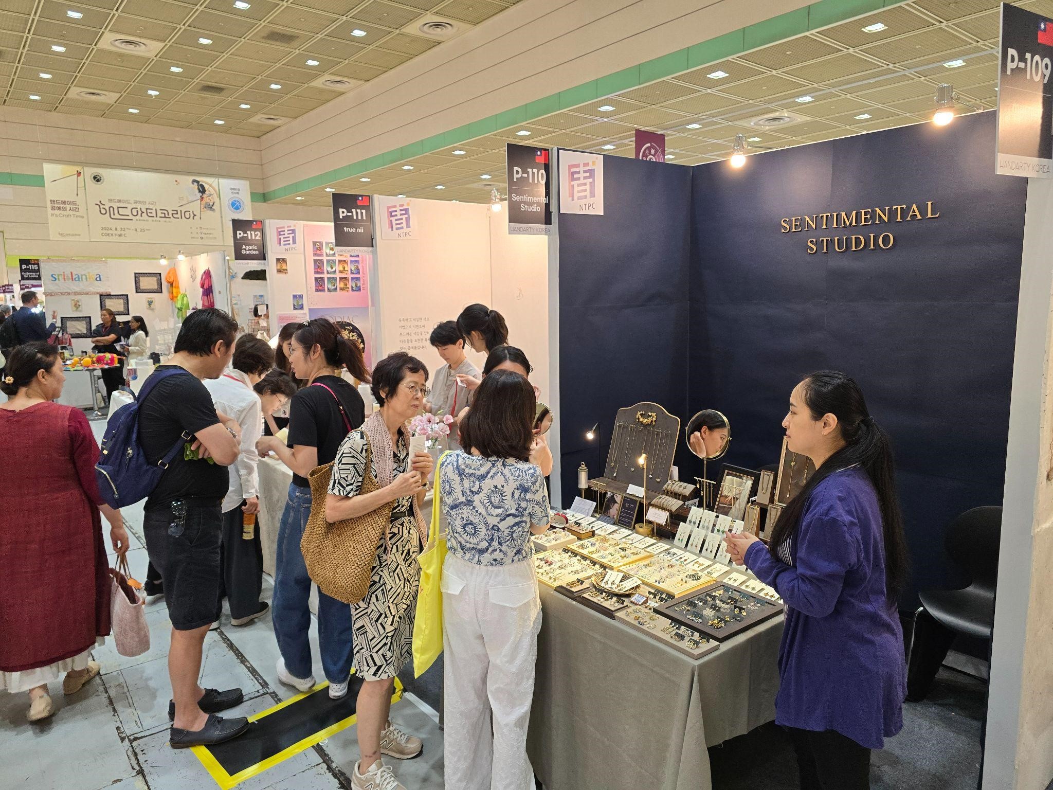 新北市青年局於113年8月帶領新北青年文創團隊參與韓國手創展Handarty Korea，吸引許多韓國民眾於品牌攤位前駐足購買。