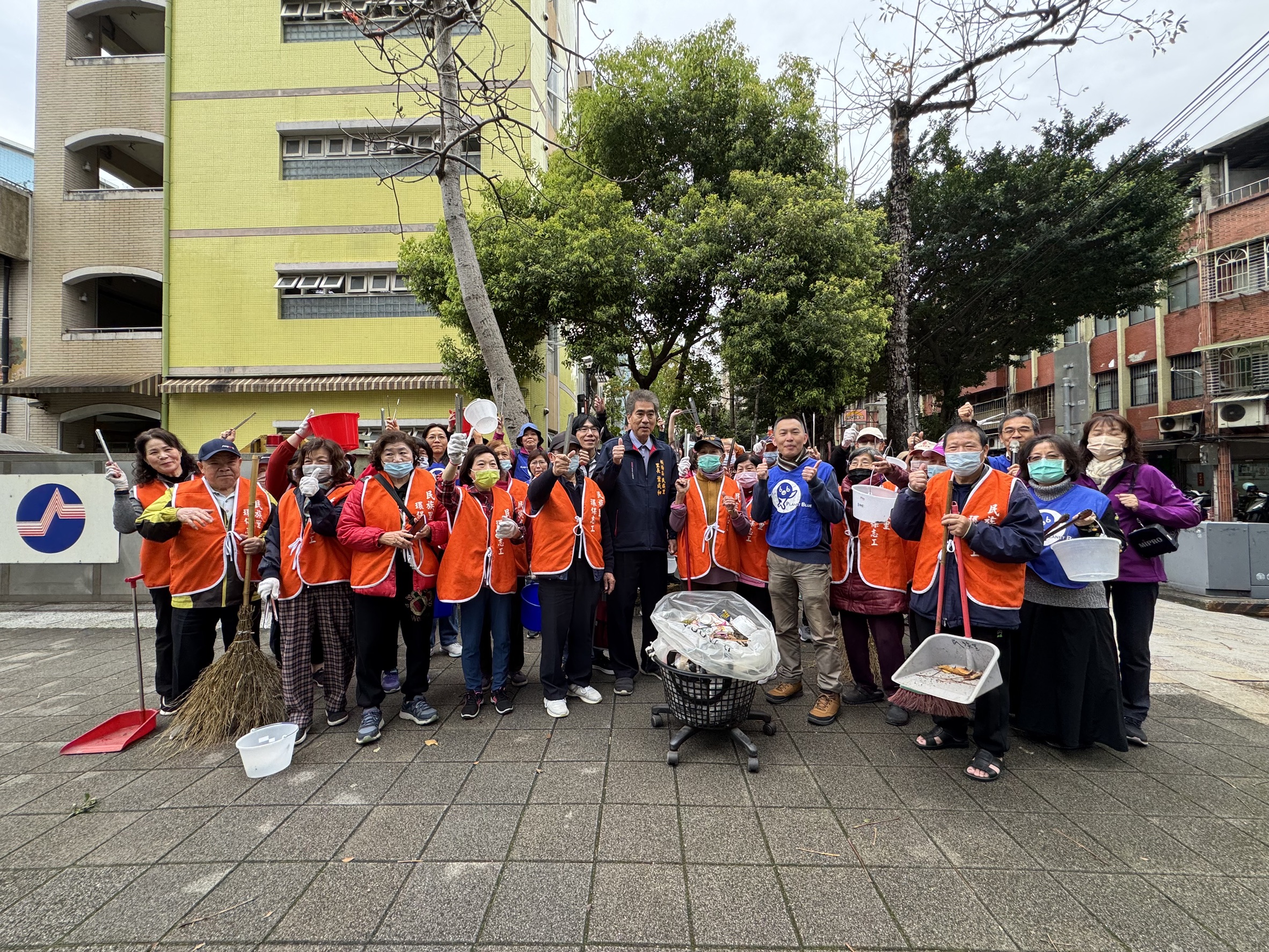板橋民族里居民共襄盛舉參與淨街活動