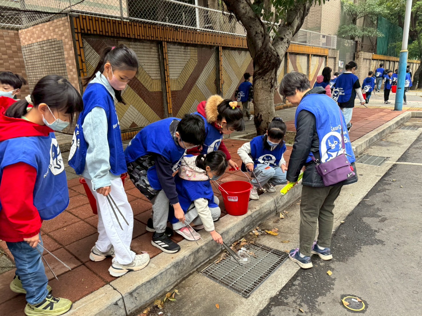 學生透過實際行動提升環保意識，共同維護整潔市容