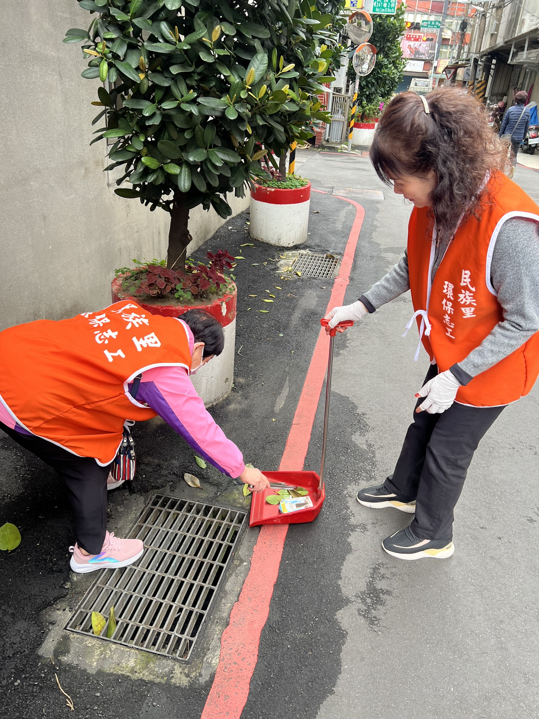 環保志工清理校園周邊街道，齊心協力清除各類廢棄物