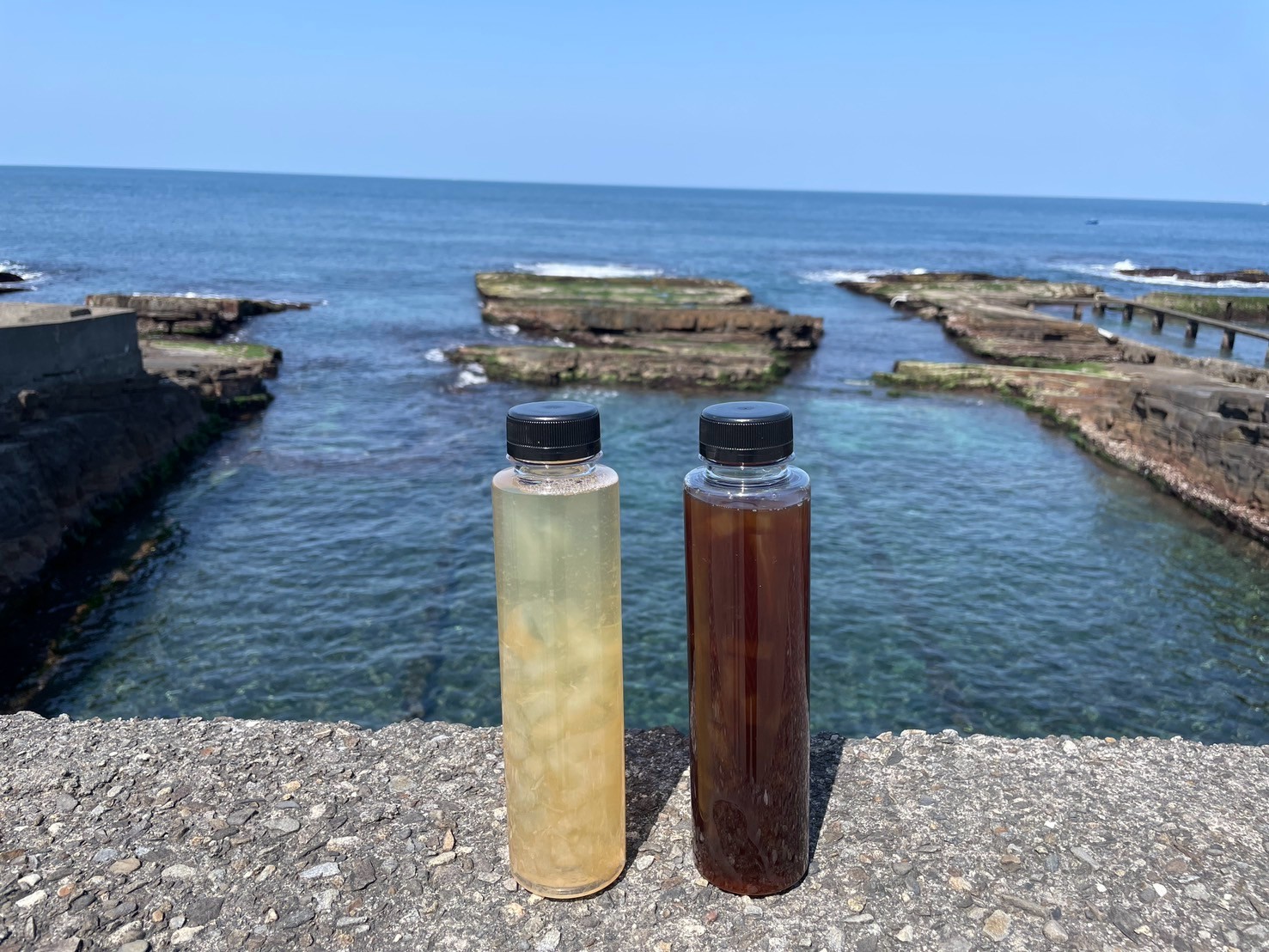 左:檸檬口味石花凍飲、右:黑糖口味石花凍飲