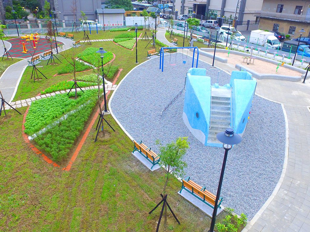 為維護自然環境與美化社區周邊，鶯歌區鳳祥公兒三公園內特別栽種了台灣欒樹、黃連木、欖仁、樟樹等樹種，讓往來公園的市民們能享有自然遮蔭處所