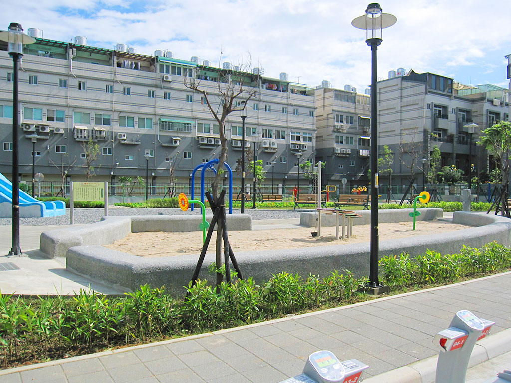 鶯歌區鳳祥公兒三公園的戲沙池採用細礫石，顆粒較粗，不易沾黏且容易清潔，是一處適合兒童遊玩的遊戲場