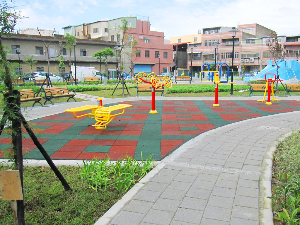 為了兼顧不同年齡層居民的需求，公園內亦特別設置了多種體能健身設施