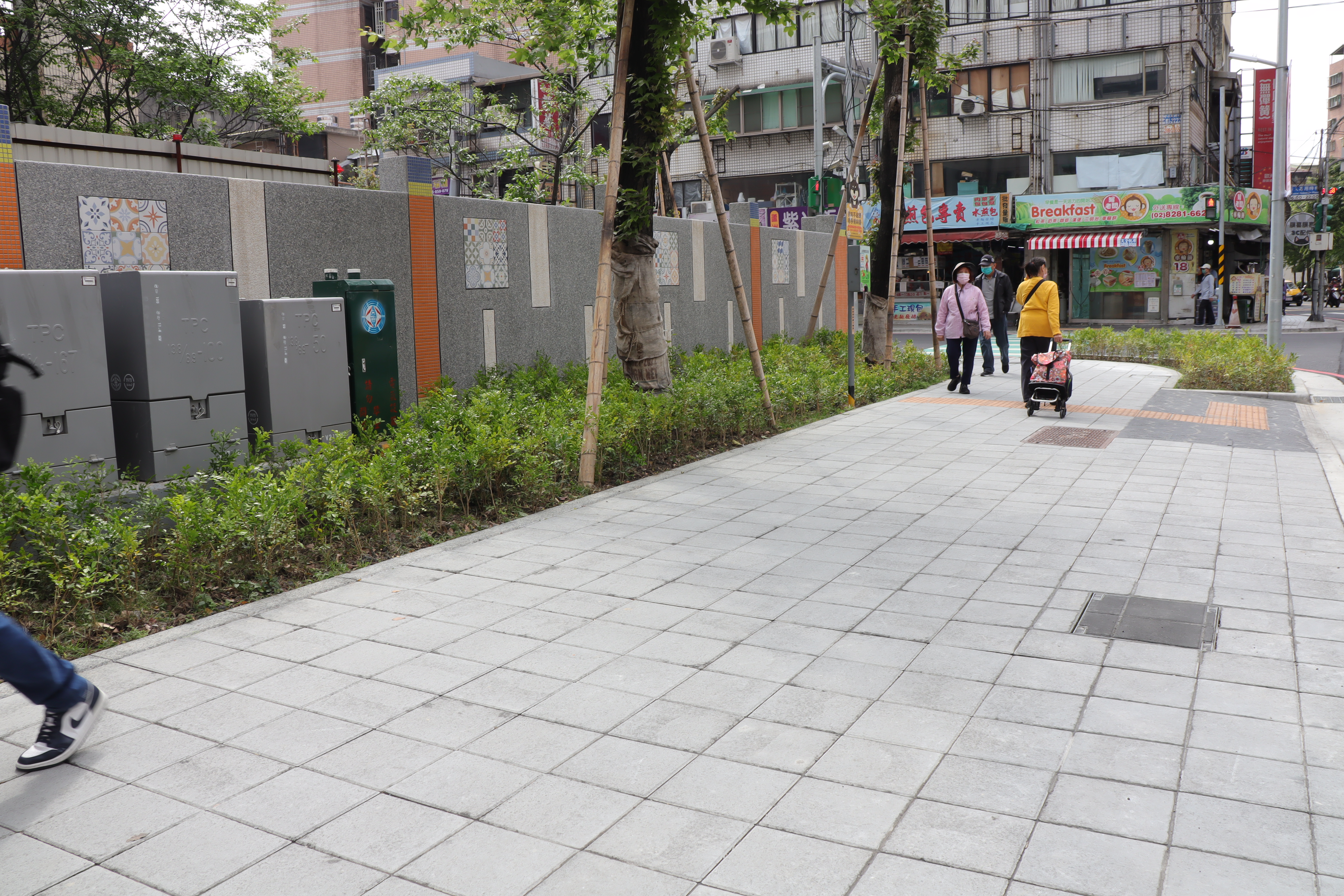養工處完成蘆洲國小通學廊道改善工程，透過移除障礙、退縮圍牆、電箱下地等方式拓寬，人行道寬度至少1.5公尺以上。圖為施工後。