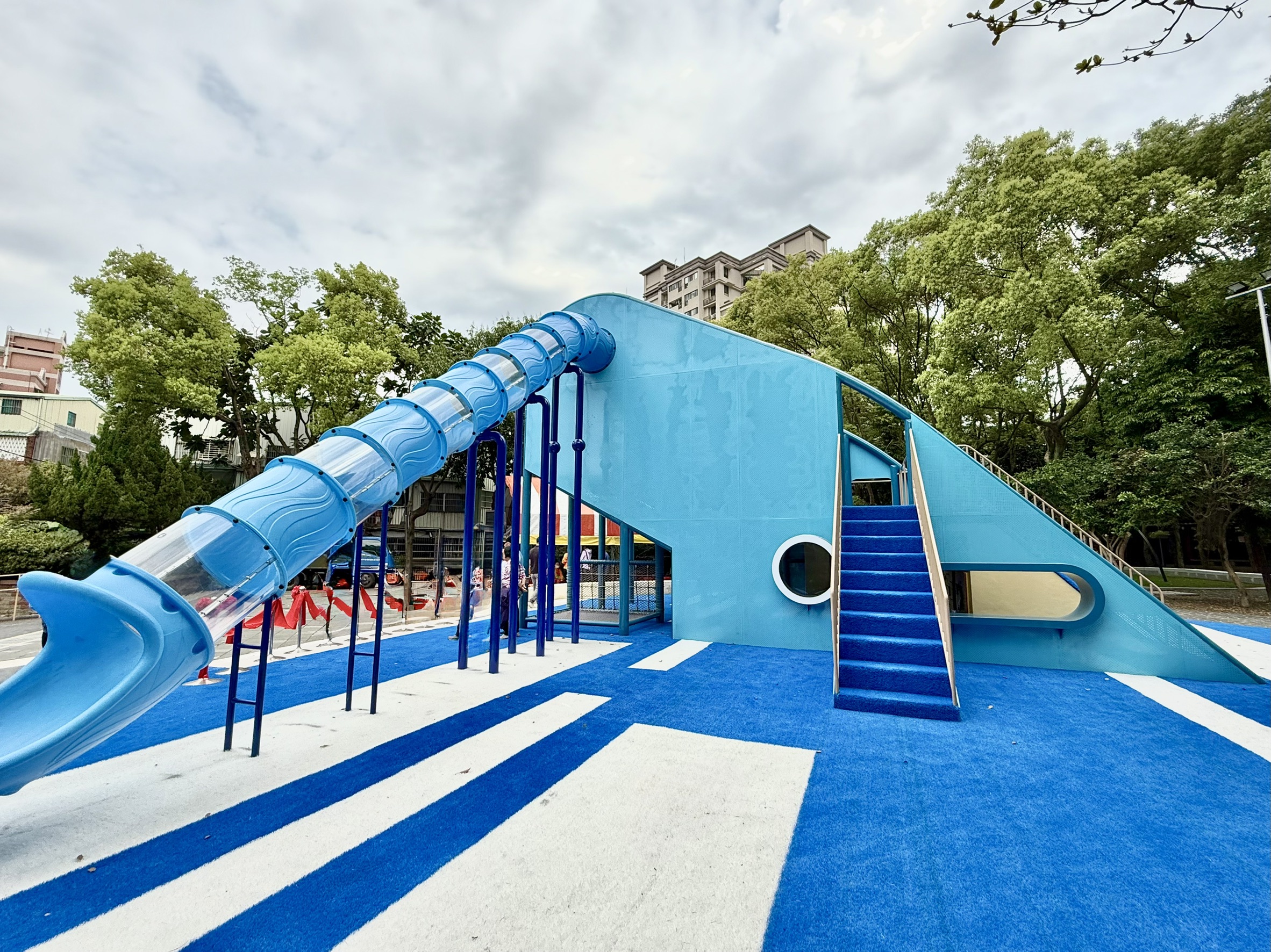 1.板橋重慶公園大鯨魚特色遊具