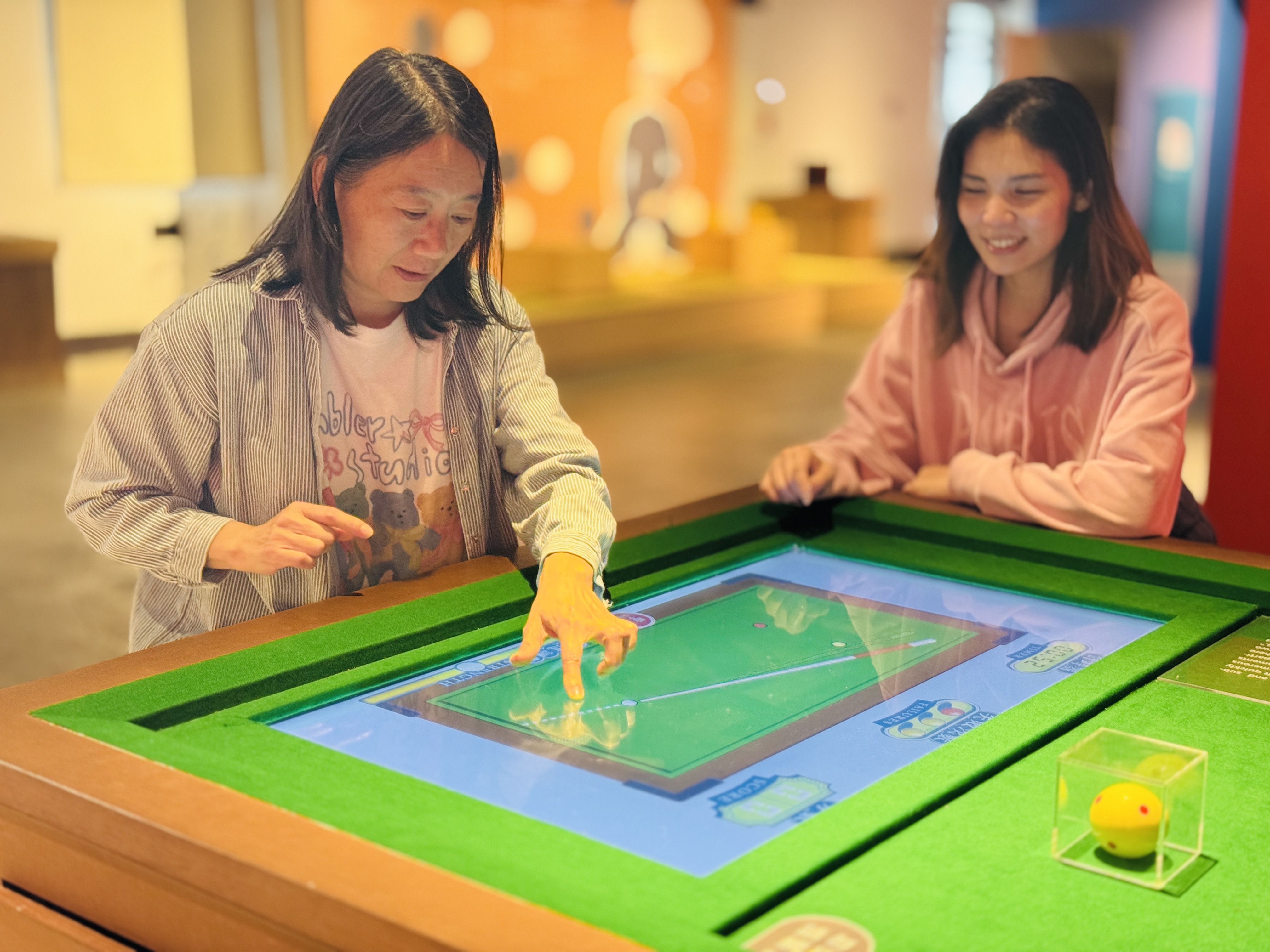 《淡水稅關五十會特展》的「開侖撞球」區一根指頭就能下場打球。