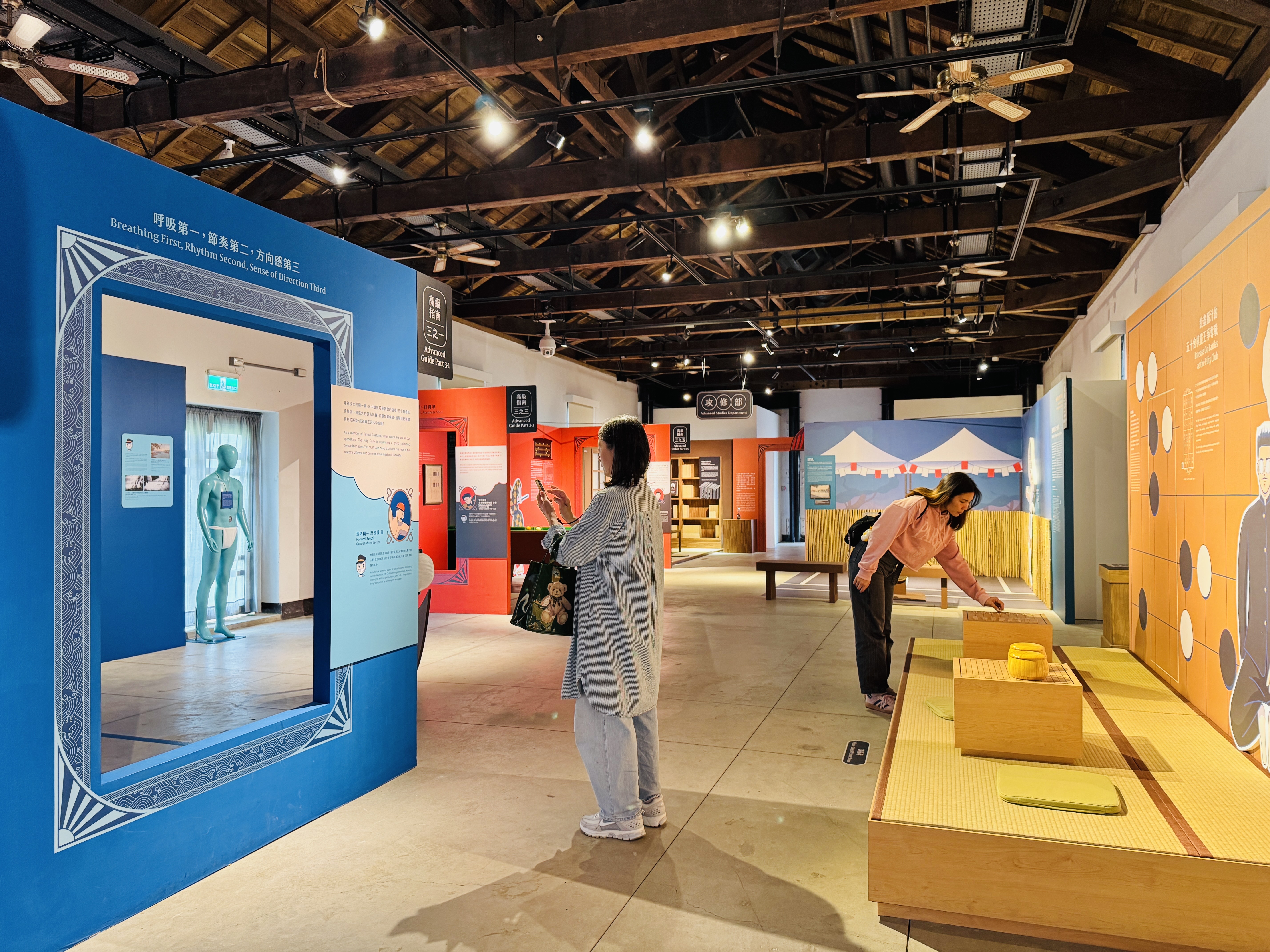 淡水古蹟博物館在淡水海關碼頭展出《稅關新人下班生存指南─淡水稅關五十會特展》，透過活動場景引領觀眾認識淡水稅關員的下班生活。