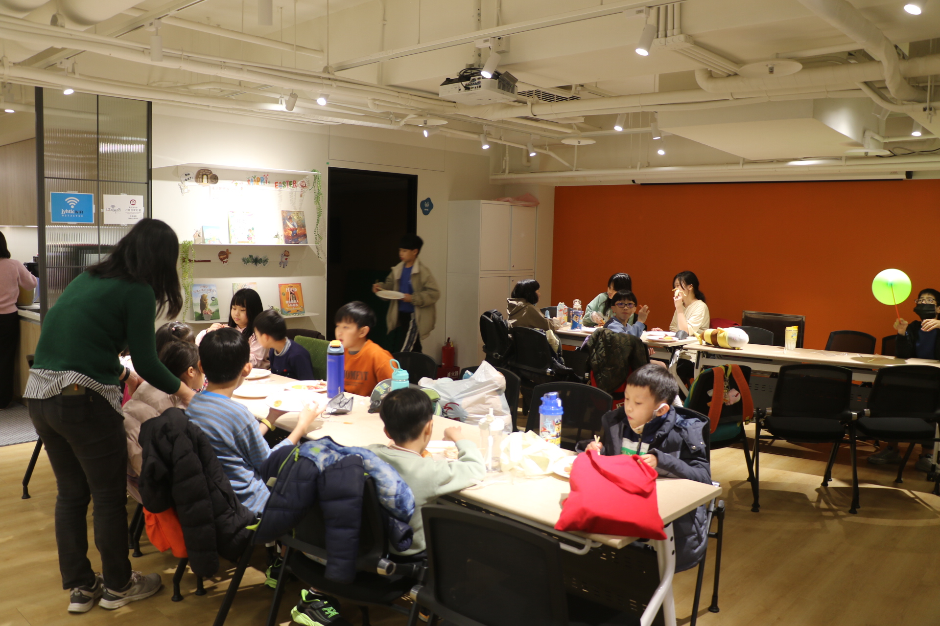 孩子到小衛星來 第一個先解決肚子 吃飽了再複習、寫功課