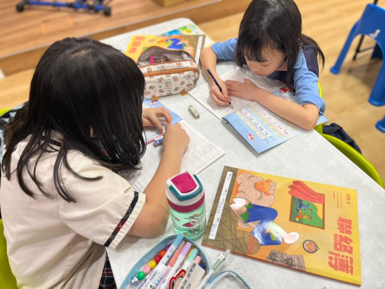  孩子在小衛星裡用心寫功課