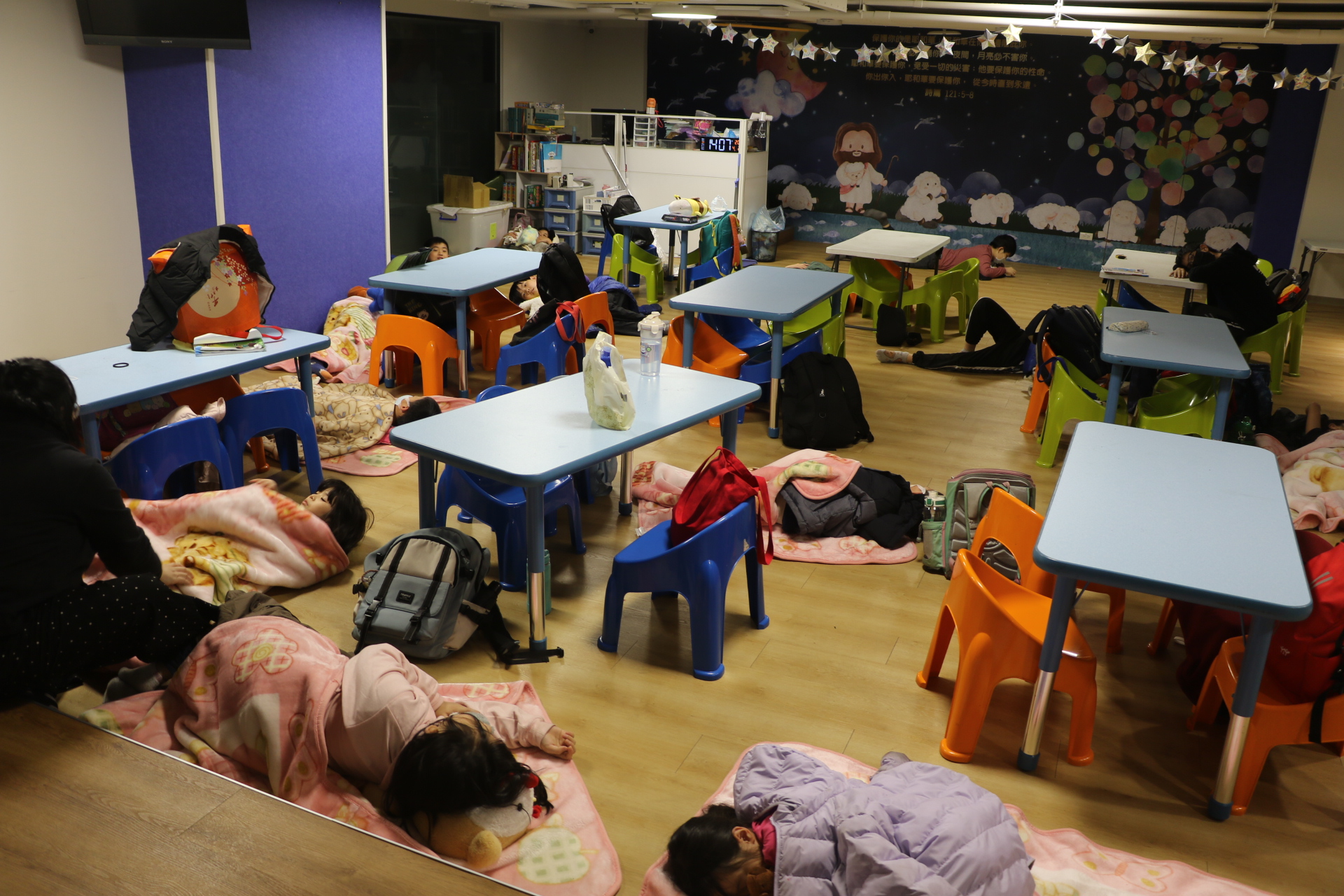  低年級上半天課時 中午就在小衛星裡午休