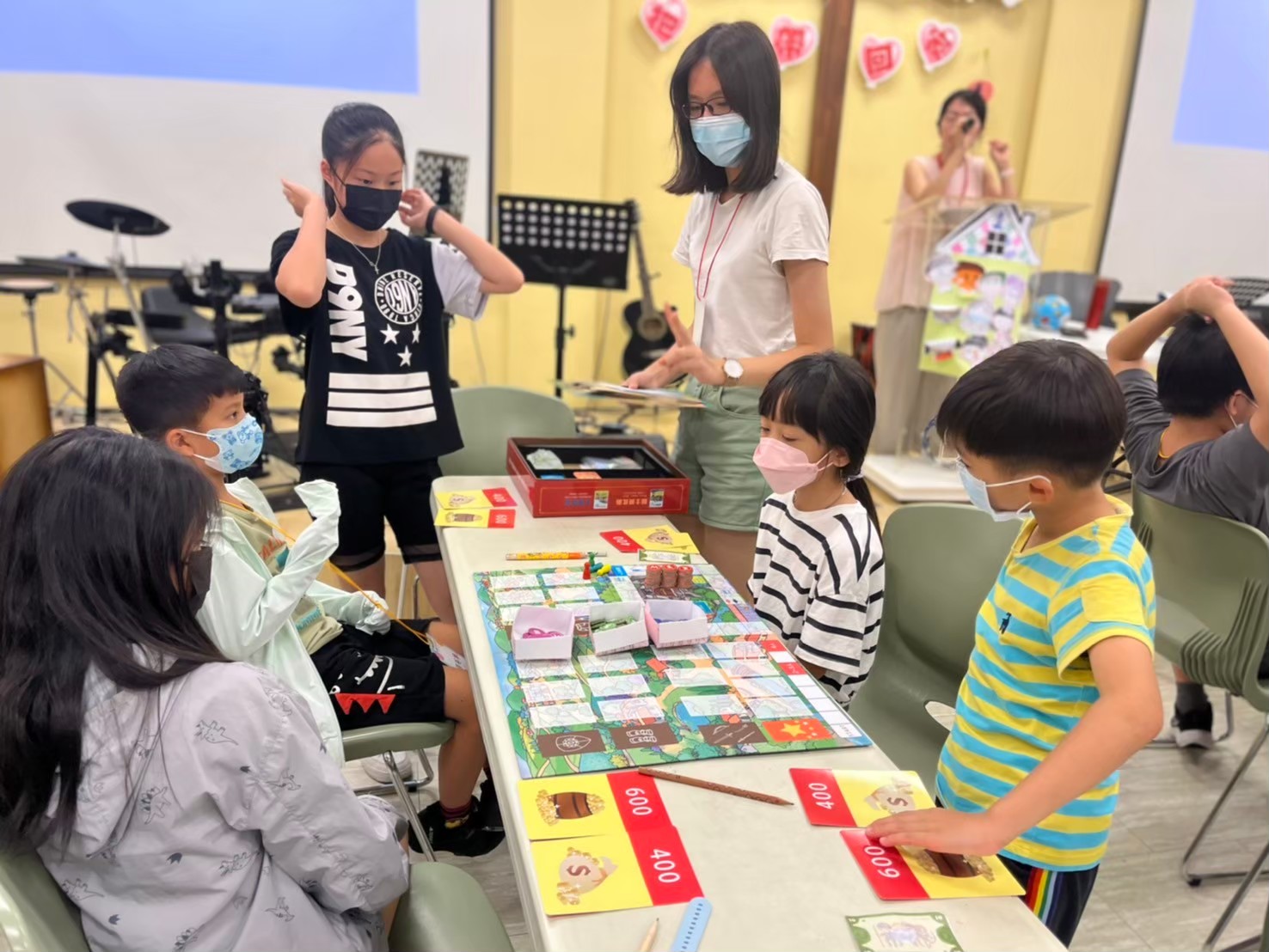  新北市幸福種子全人關懷協會小衛星學長會幫忙帶學弟妹進行各項才藝、桌遊學習