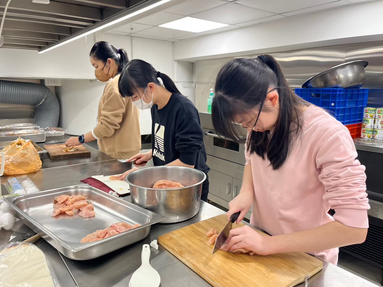 小朋友喜歡在中央廚房裡模仿大人做菜