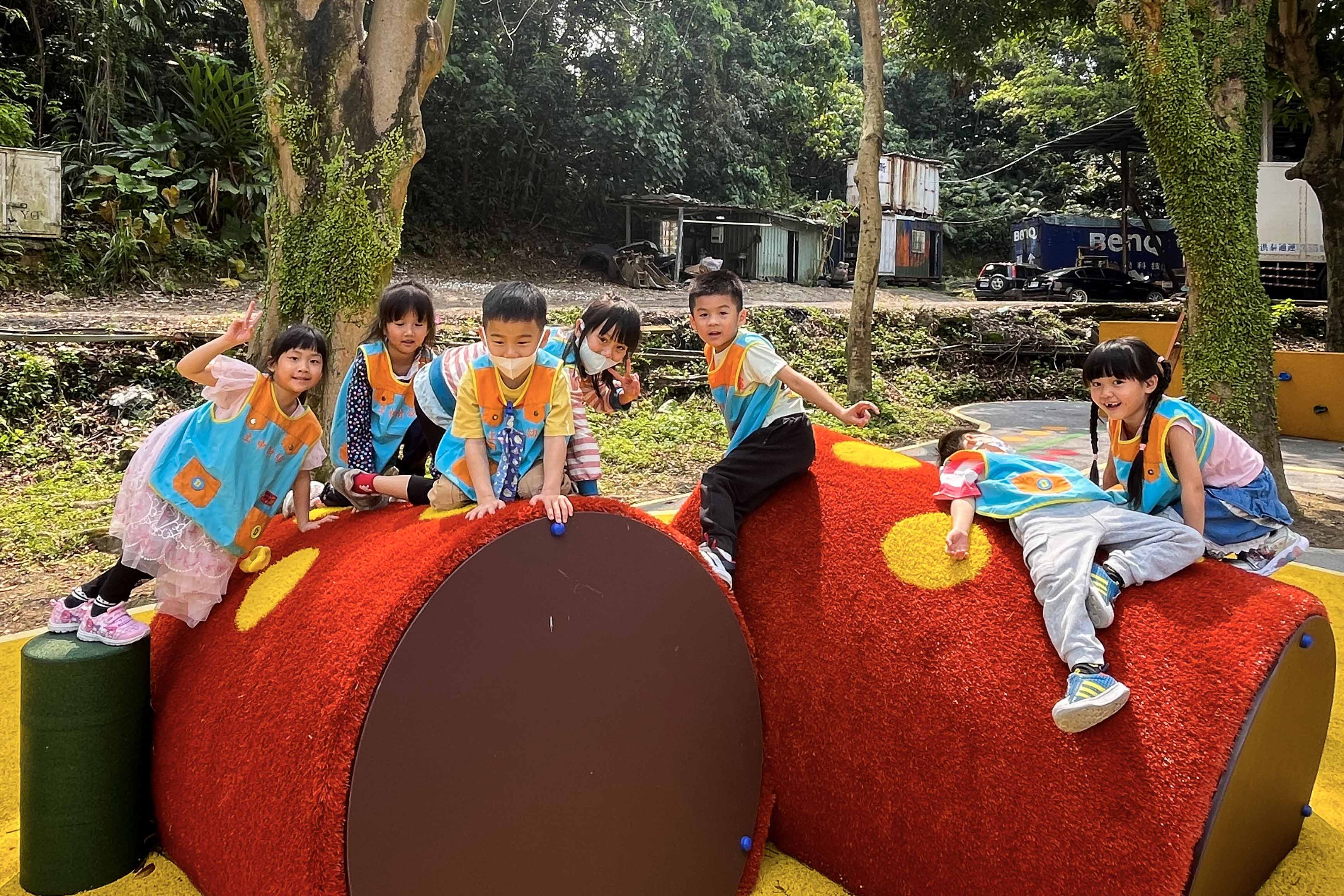 幼兒園孩童在彩繪平衡管上攀爬，提升小朋友肢體協調