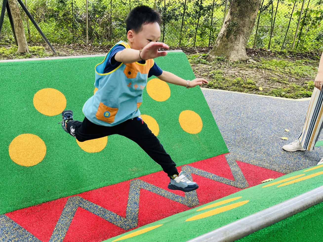 幼兒園孩童在搖擺跳躍設施，提升小朋友肢體協調