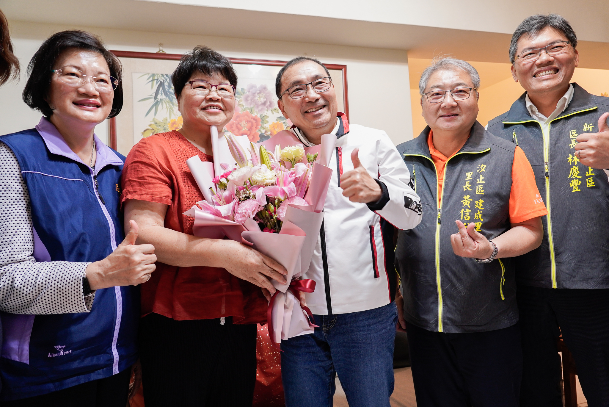 侯友宜等人向元馨儀恭賀當選新北市模範母親