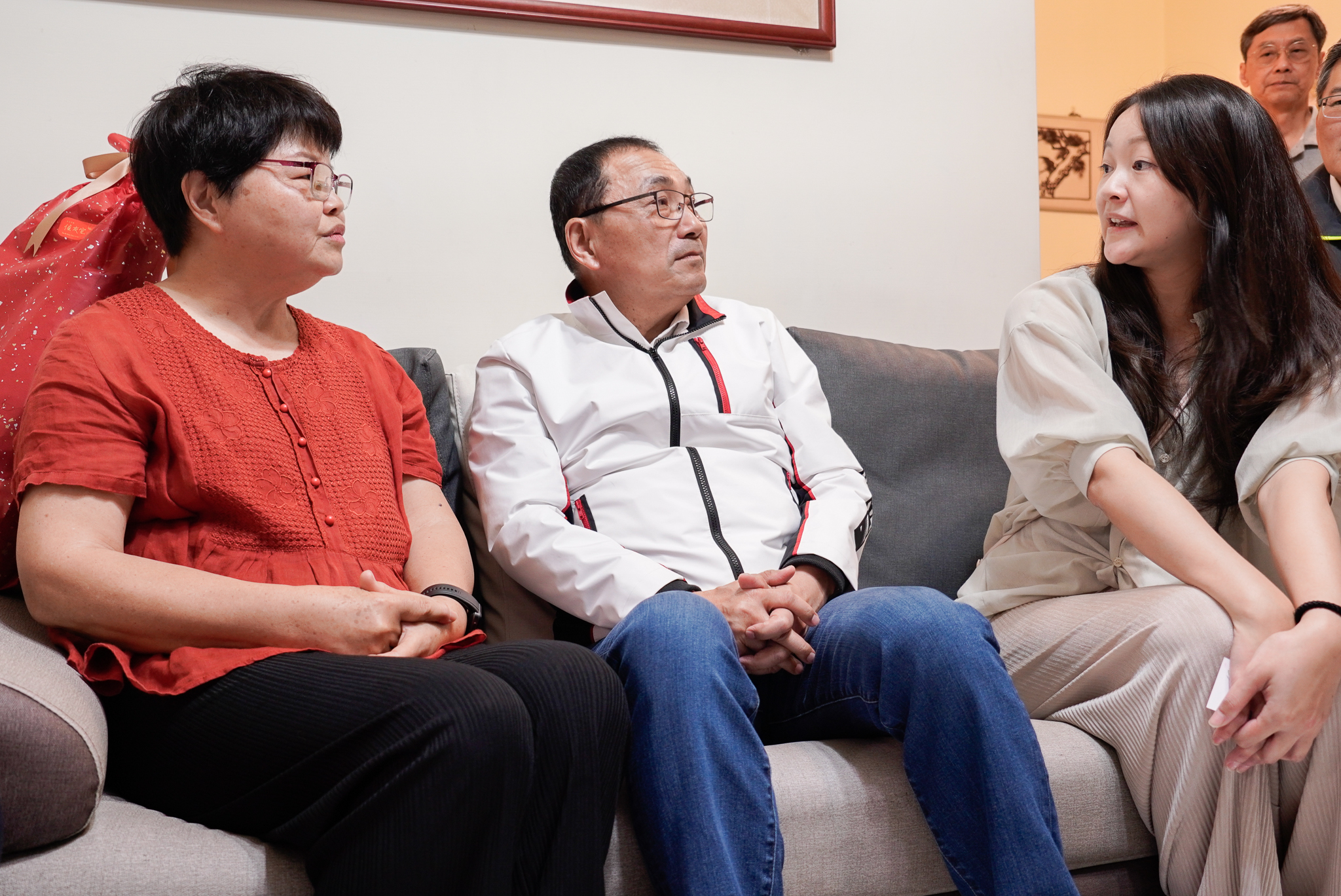  大女兒簡嘉萱（右）向侯友宜表示 小時候因不懂事 有一段時間以為是不是媽媽不要我了？