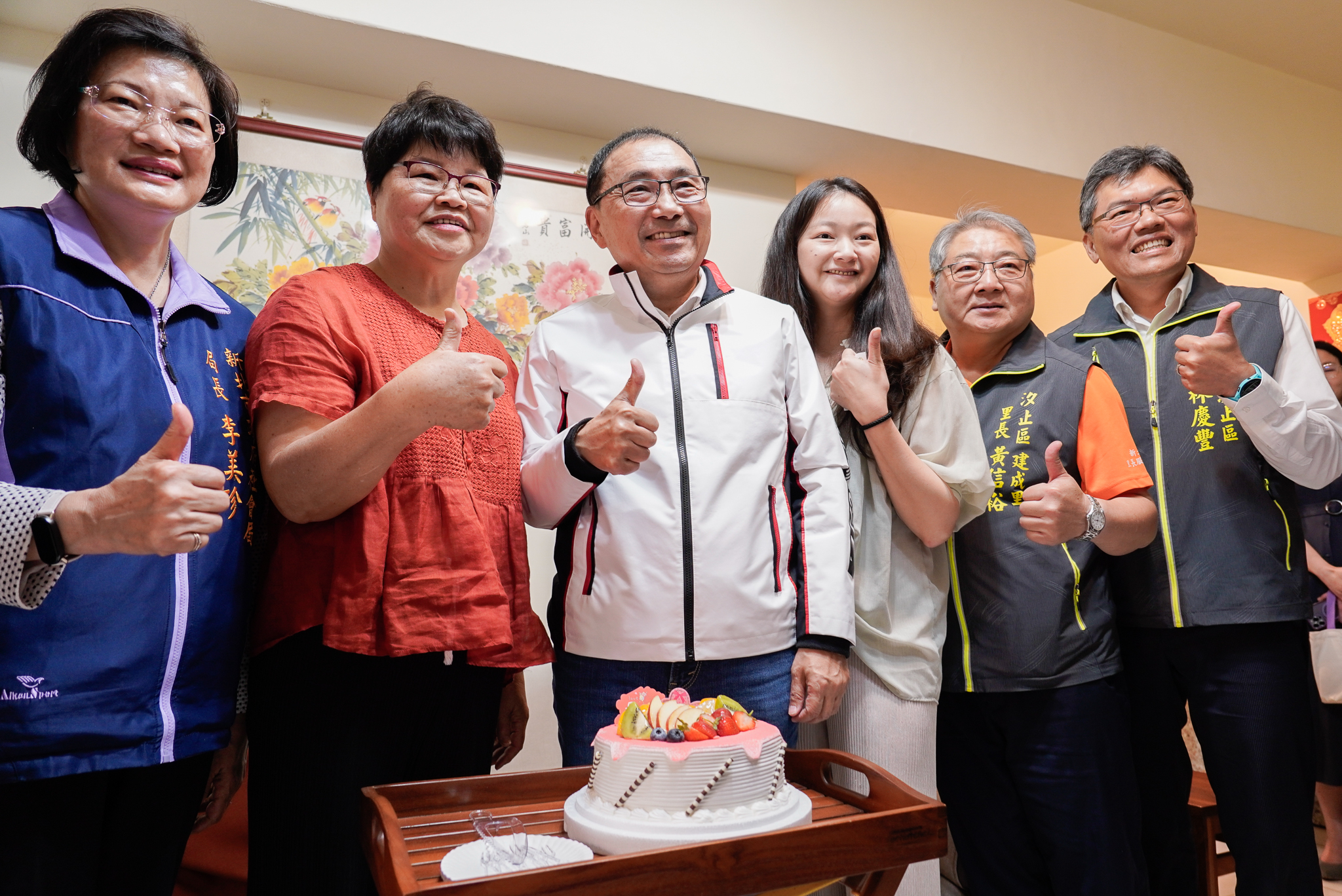 汐止區長林慶豐（右）特地準備了一盒蛋糕為元馨儀道賀