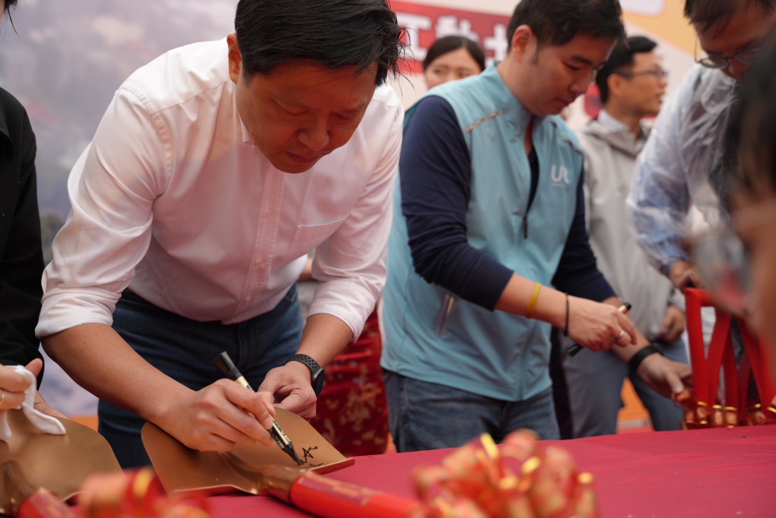 副市長於金鏟子簽名，祝好運開工大吉。