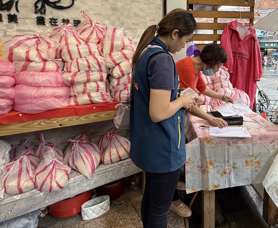 睦鄰白米捐助每戶5斤白米