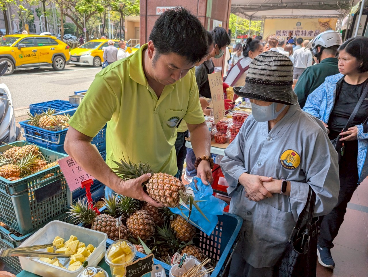  新北市農業局推薦可至板農活力超市購買臺南鳳梨