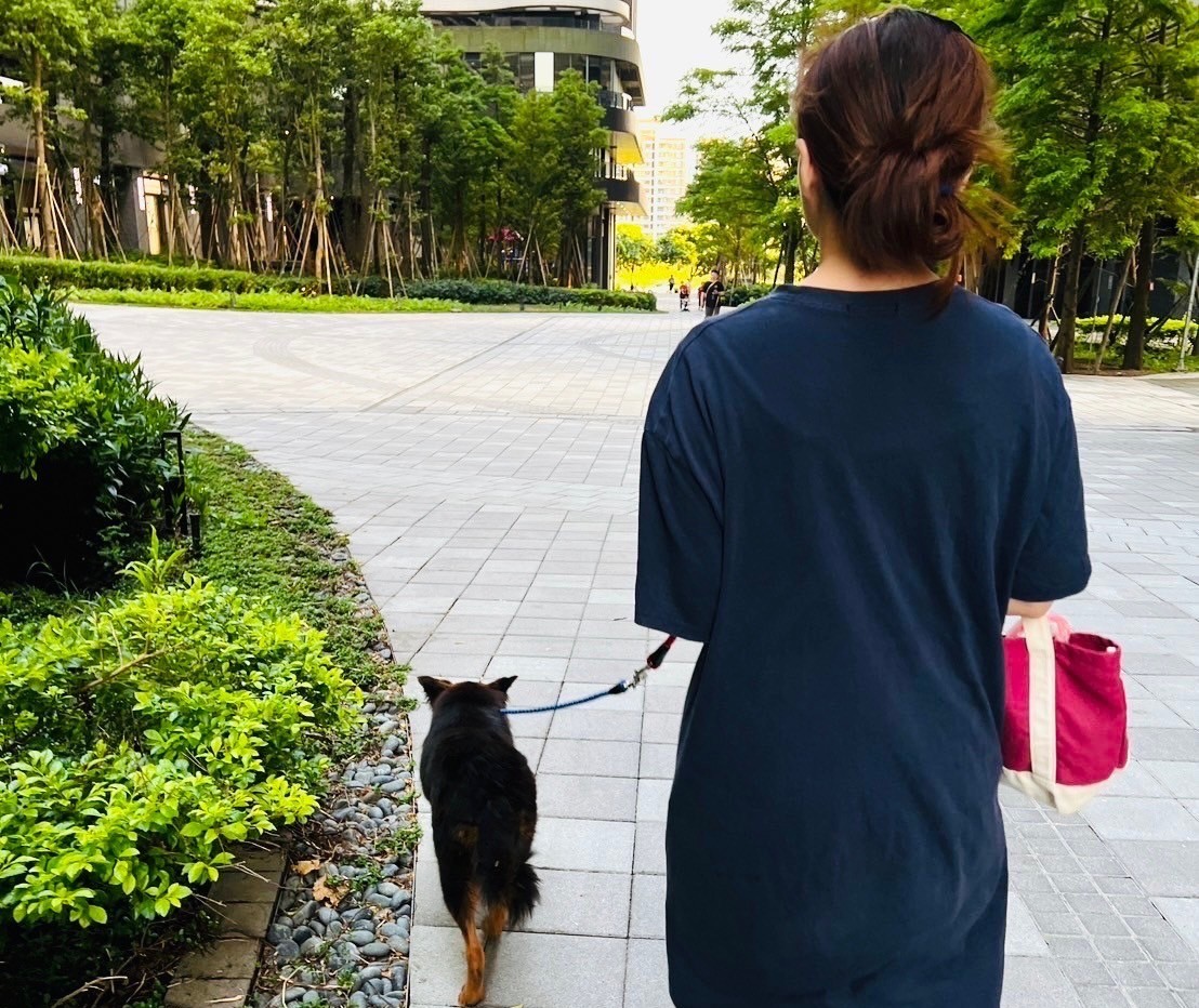  小春嬌和吳思琦在社區中庭散步。