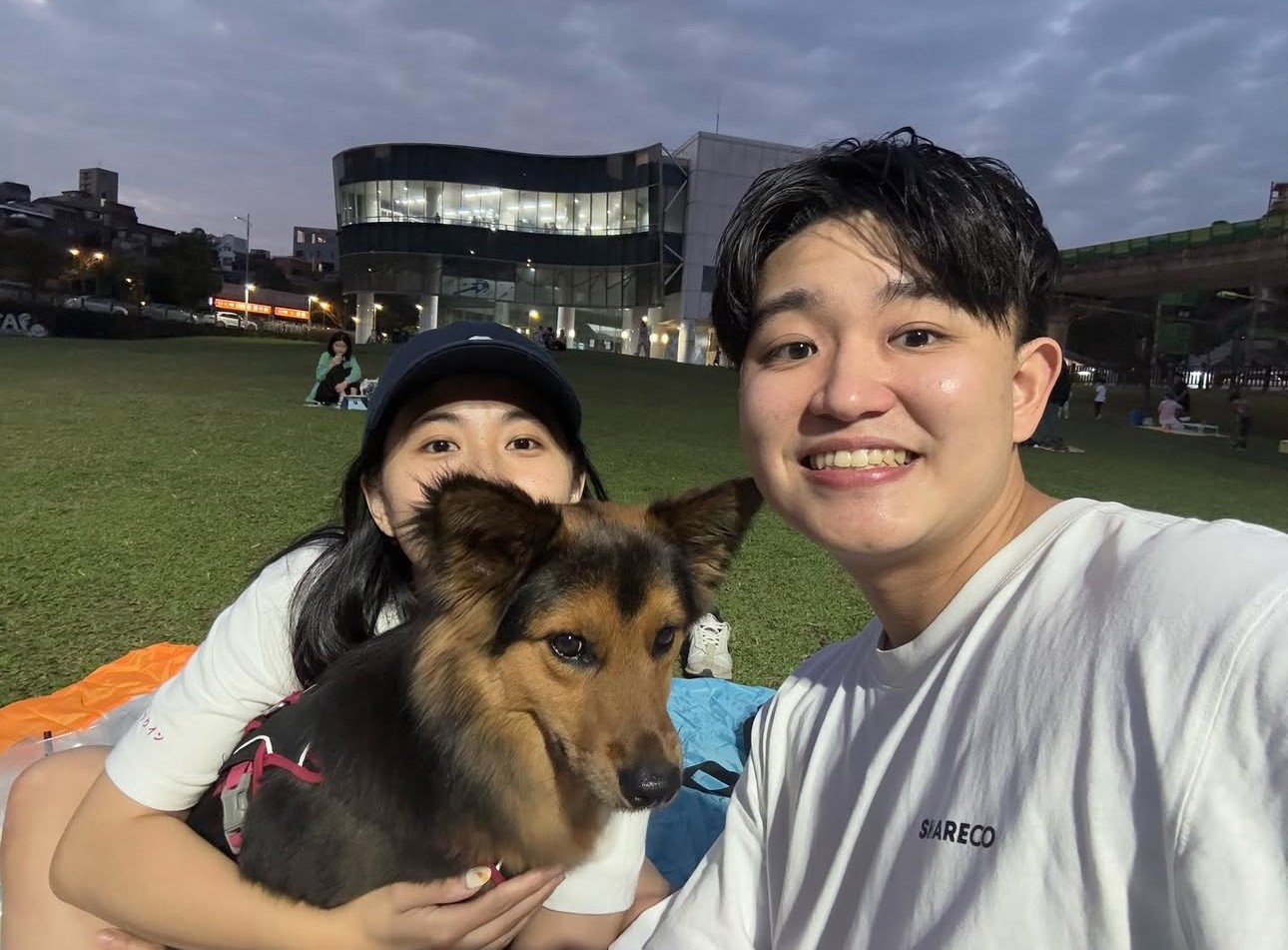  領養人陳冠廷與小春嬌在戶外踏青。