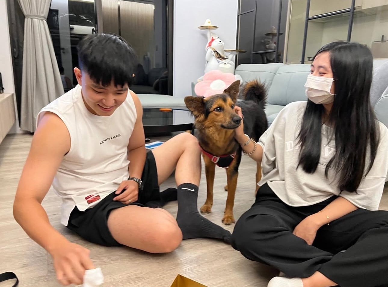 領養人陳冠廷與小春嬌在家和樂相處。