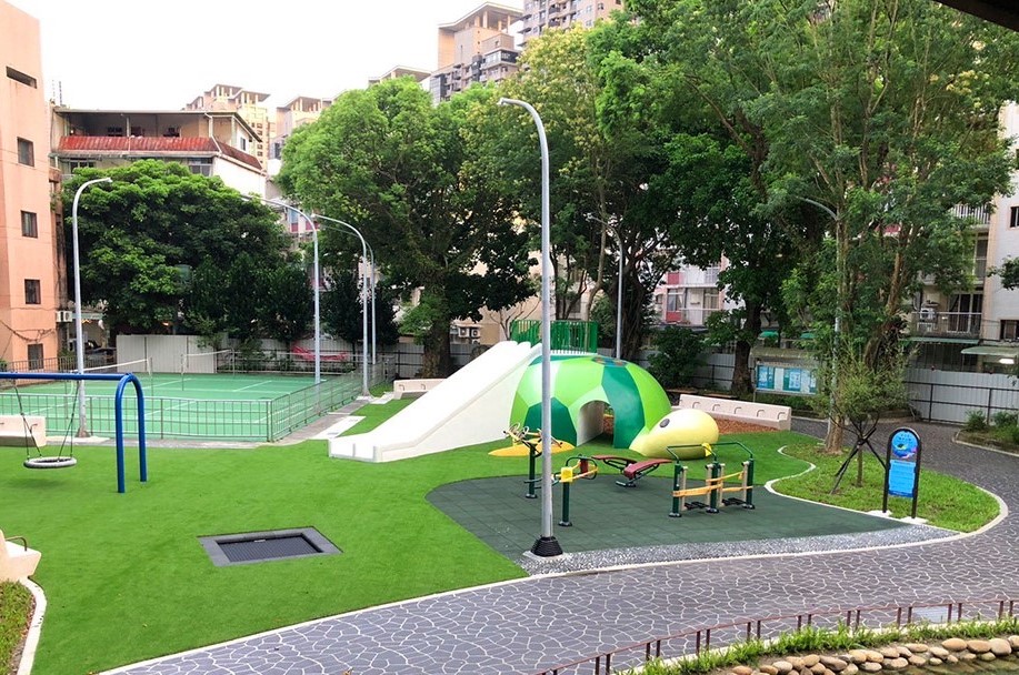 新店區福民公園近年透過市府老舊公園改善計畫，提升公園設施與遊樂空間，更是新店區少數擁有水池的公園