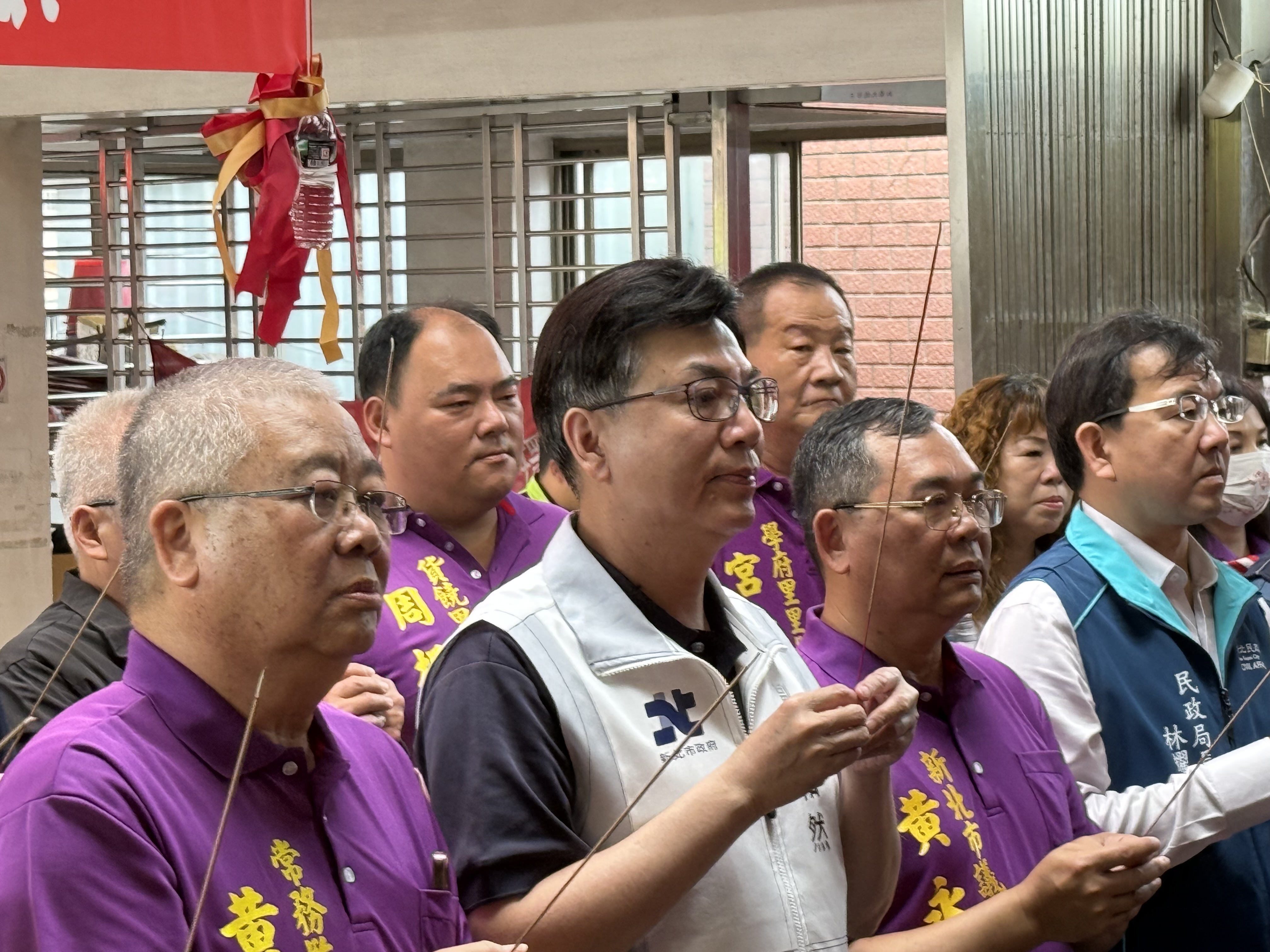 今（12）日一早，新北市副市長劉和然代表市長侯友宜出席土城三元宮天上聖母遶境大典，並一同和與會貴賓參香祈福。