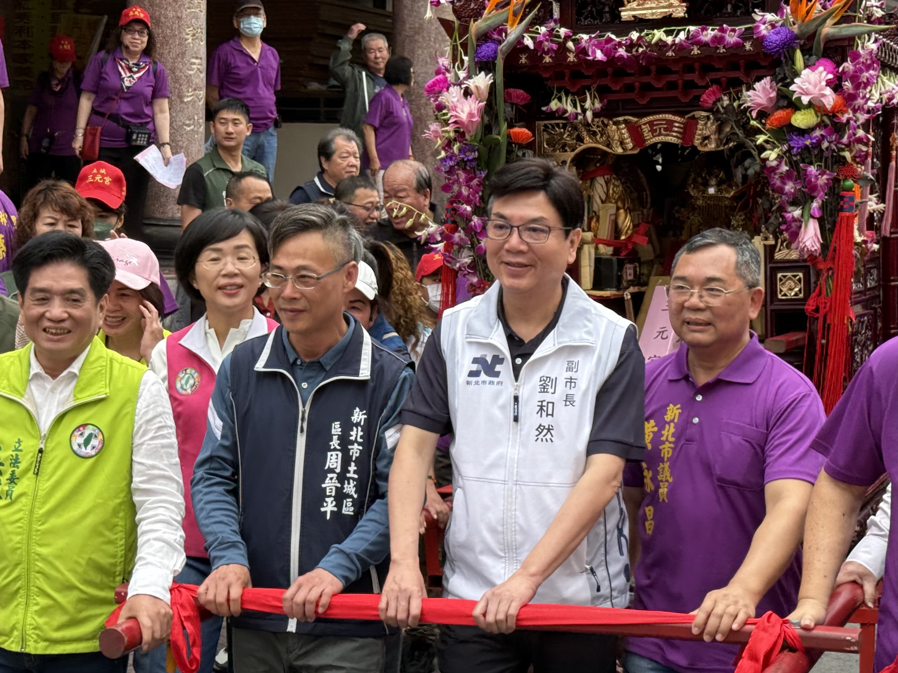 在熱鬧的鑼鼓聲中，媽祖娘娘聖駕起駕，祝福闔家平安、萬事如意。