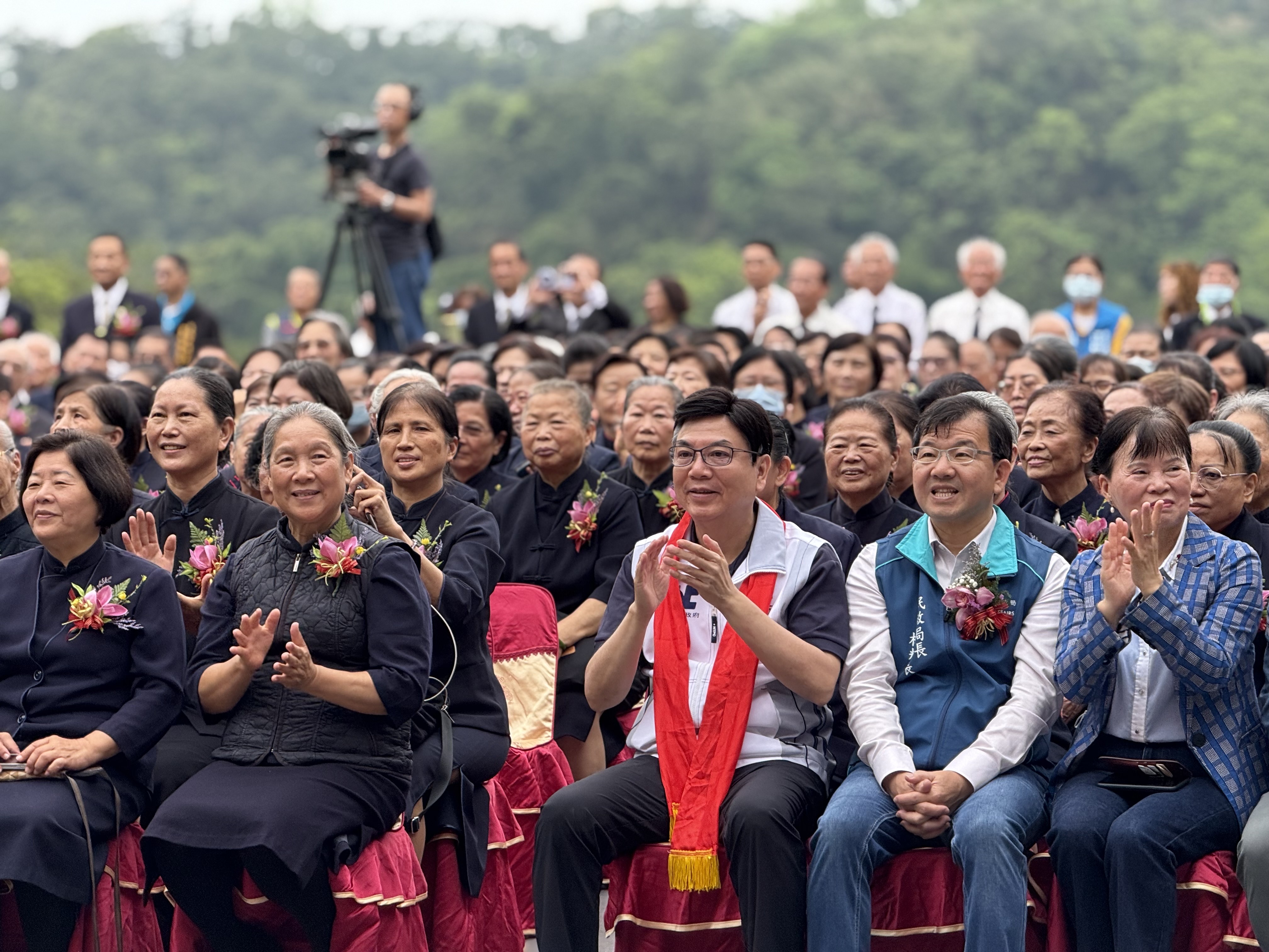 接續劉和然副市長代表市長侯友宜出席土城淨慈寺安座大典，現場賓客雲集。