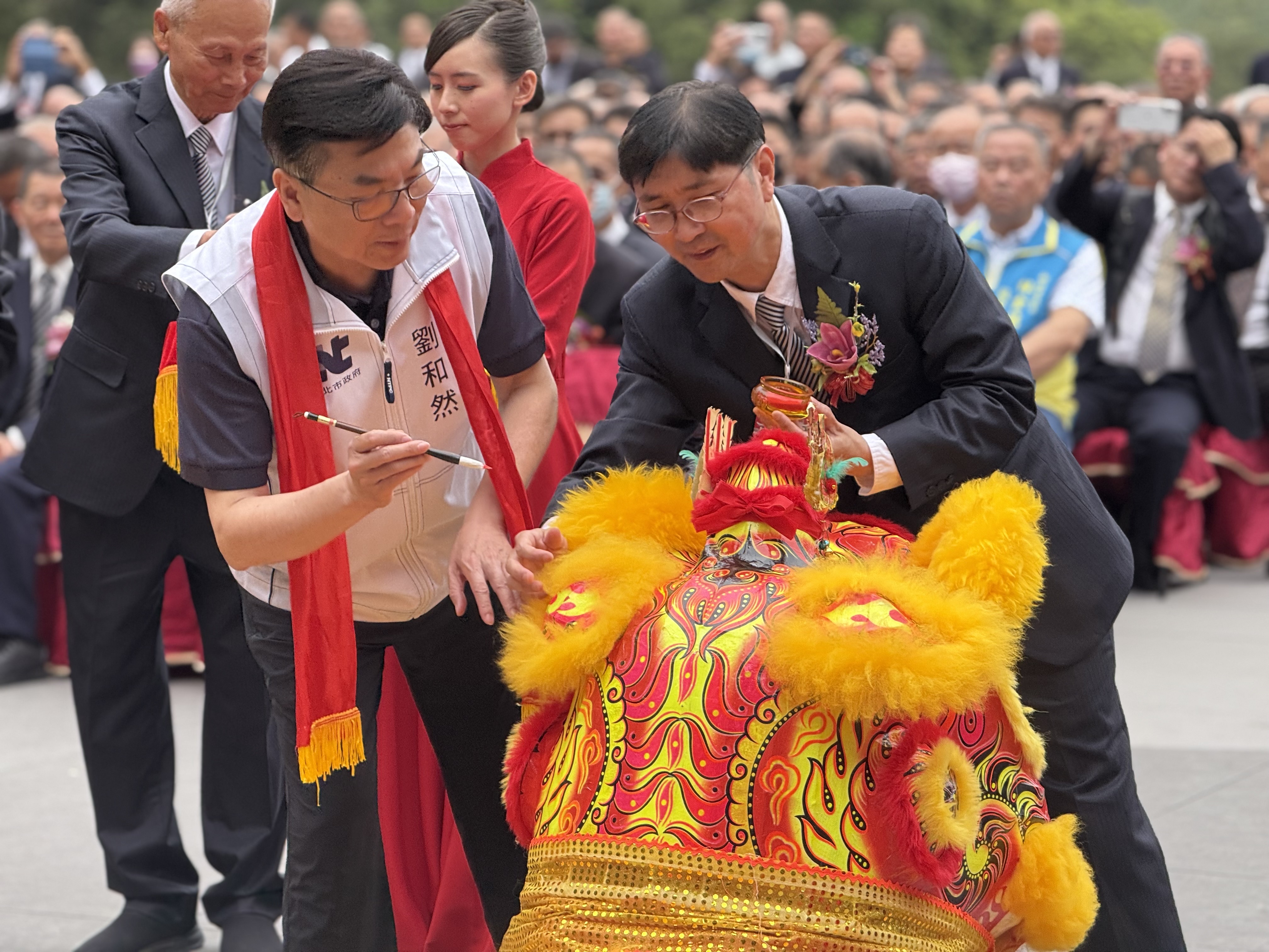 揭牌儀式開始前，劉和然先為舞獅點睛，祈求活動順利圓滿。