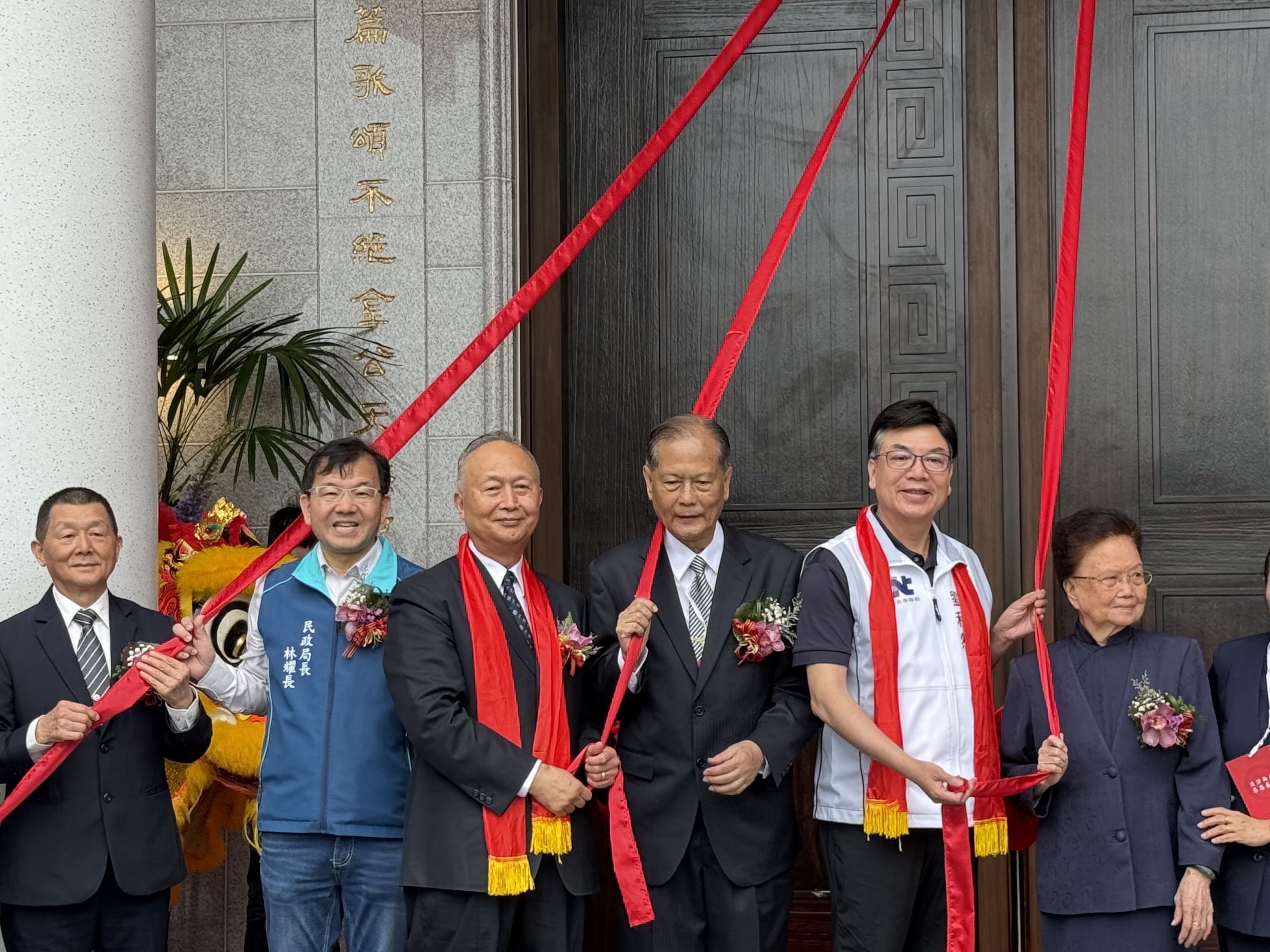 吉時已到，劉和然與貴賓一同揭牌