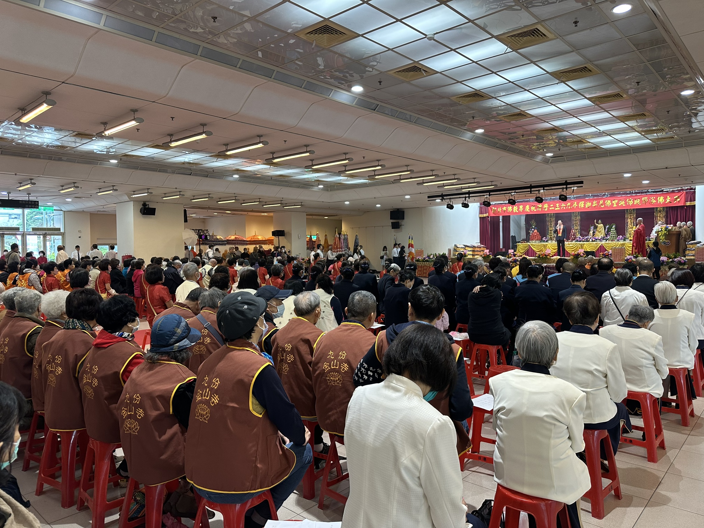 新北市佛教會今（13）日於三重綜合體育館舉行「浴佛節慶典大會」，現場超過千名僧眾共襄盛舉。