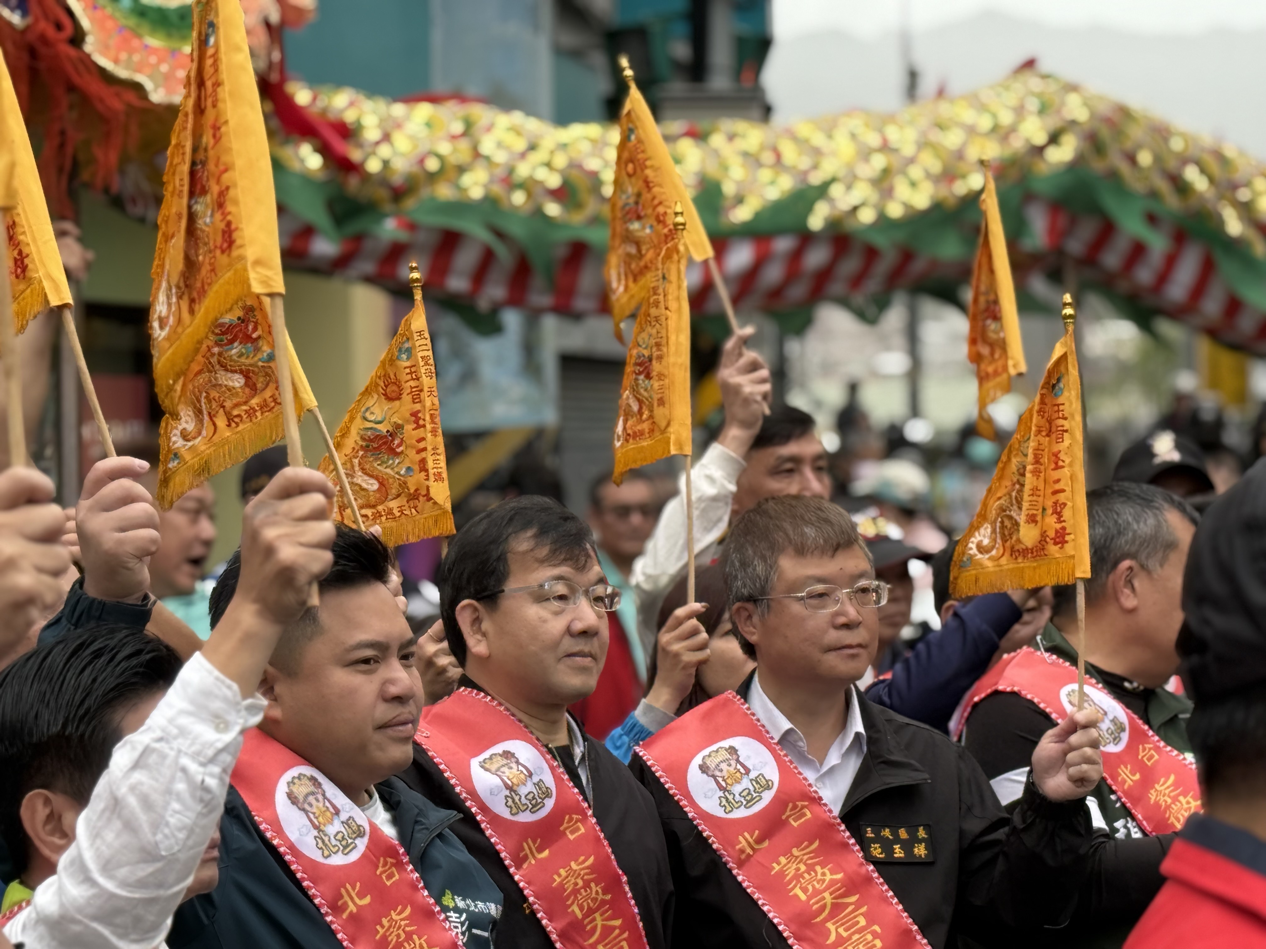 今（13）日一早民政局長林耀長代表市長侯友宜出席三峽台北紫微天后宮媽祖娘娘遶境大典。