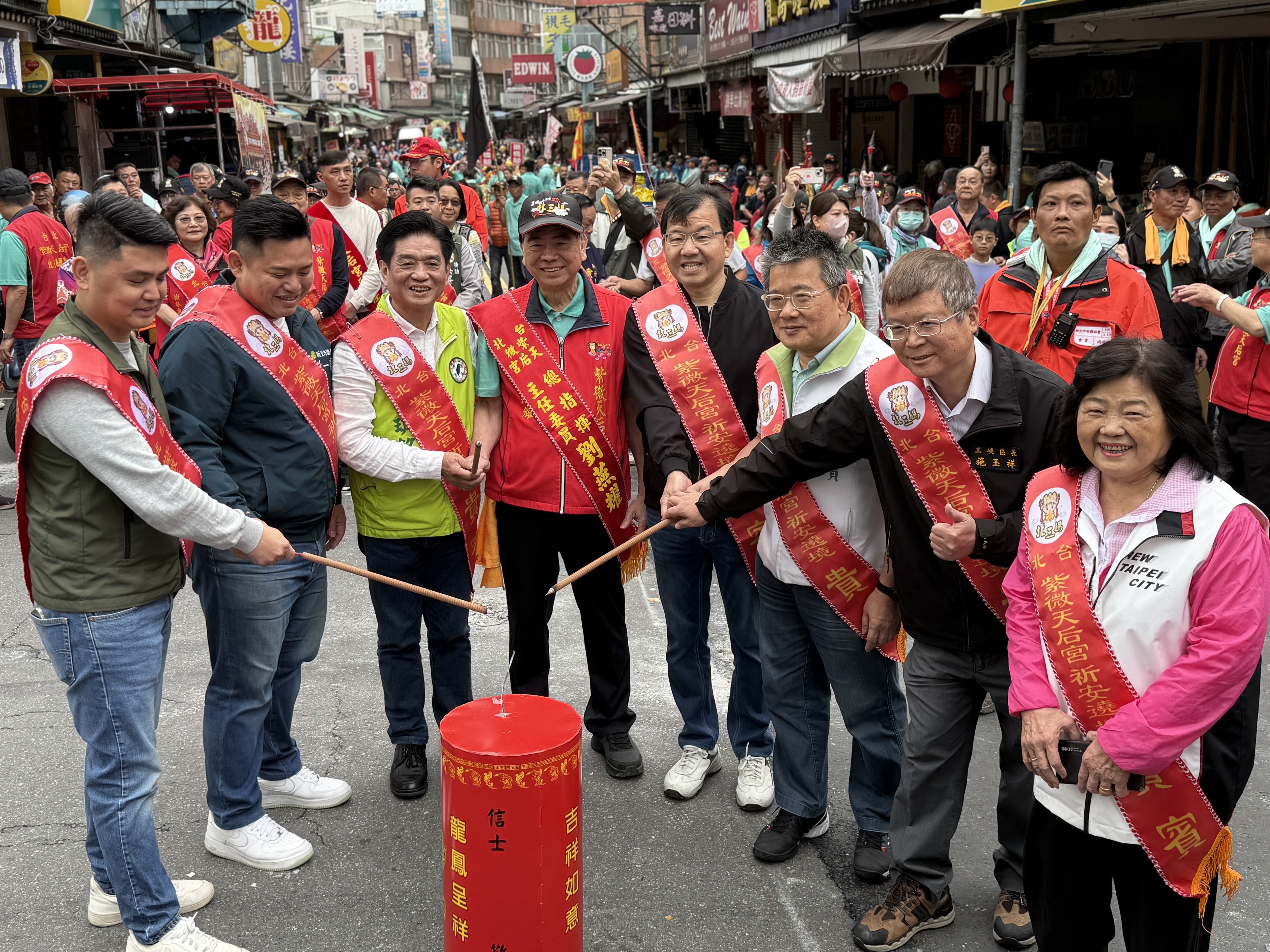 遶境大典與會貴賓於起駕前點燃起馬炮，祈求活動圓滿順利。