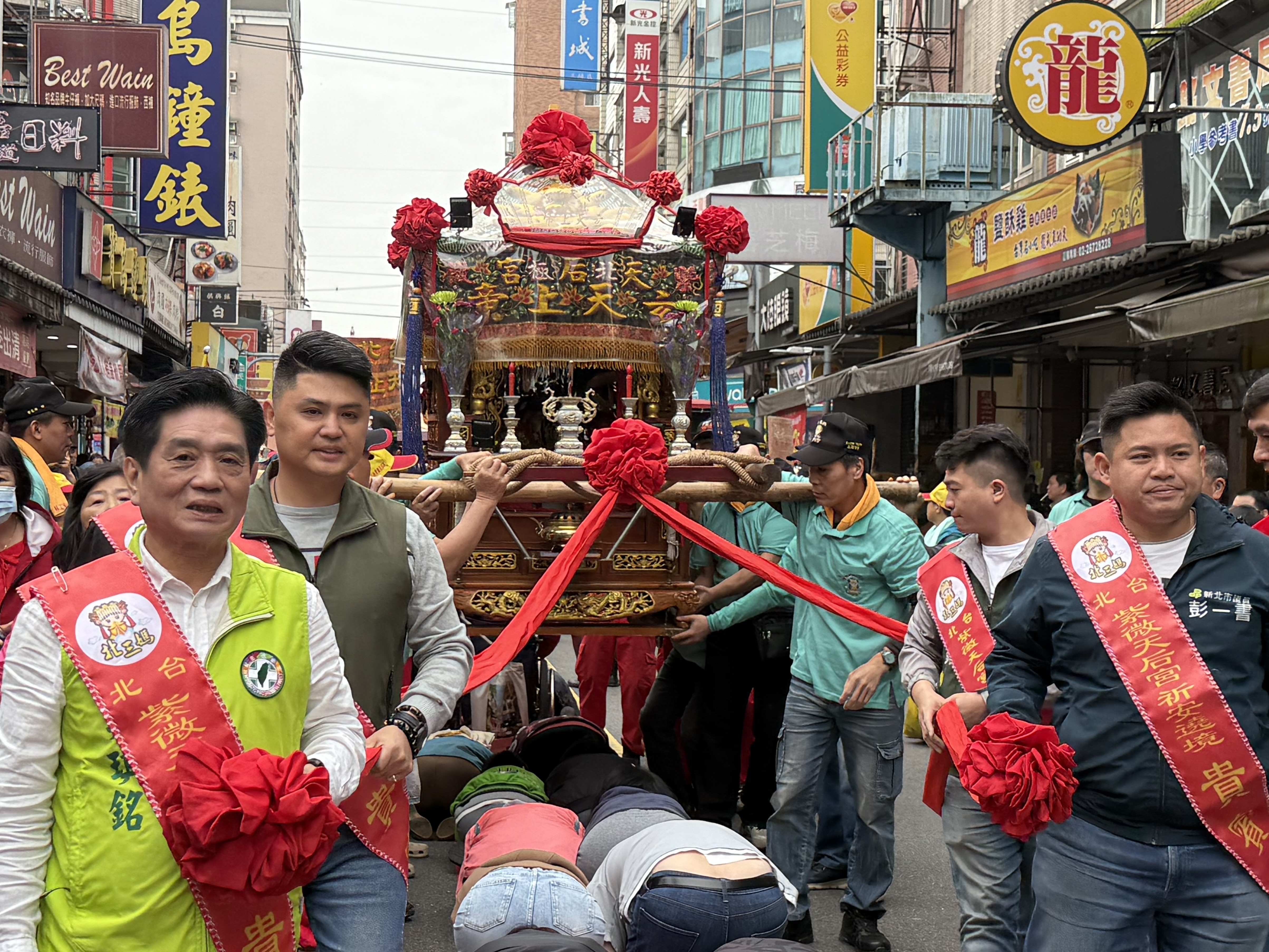 本次遶境活動除了沿途發送象徵平安的鹹光餅、開放信眾「躦轎腳」與摸轎頂祈福。