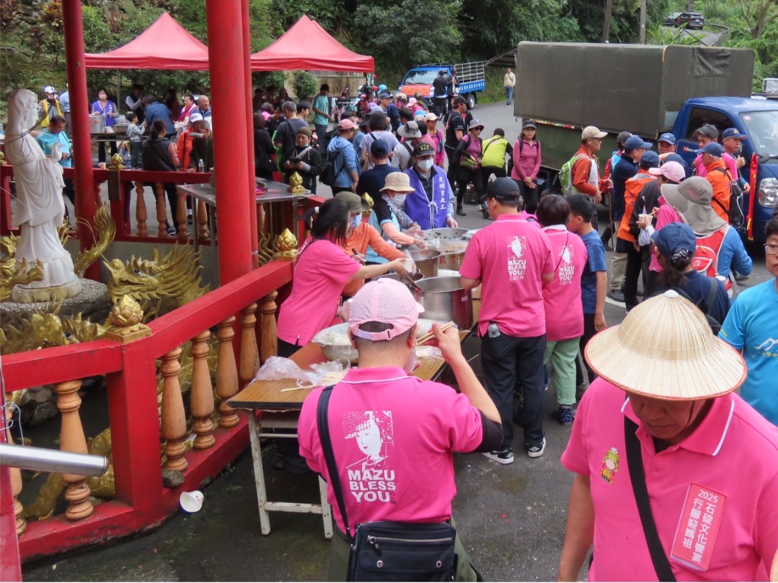 廟方有準備平安餐讓參與的信眾吃平安。