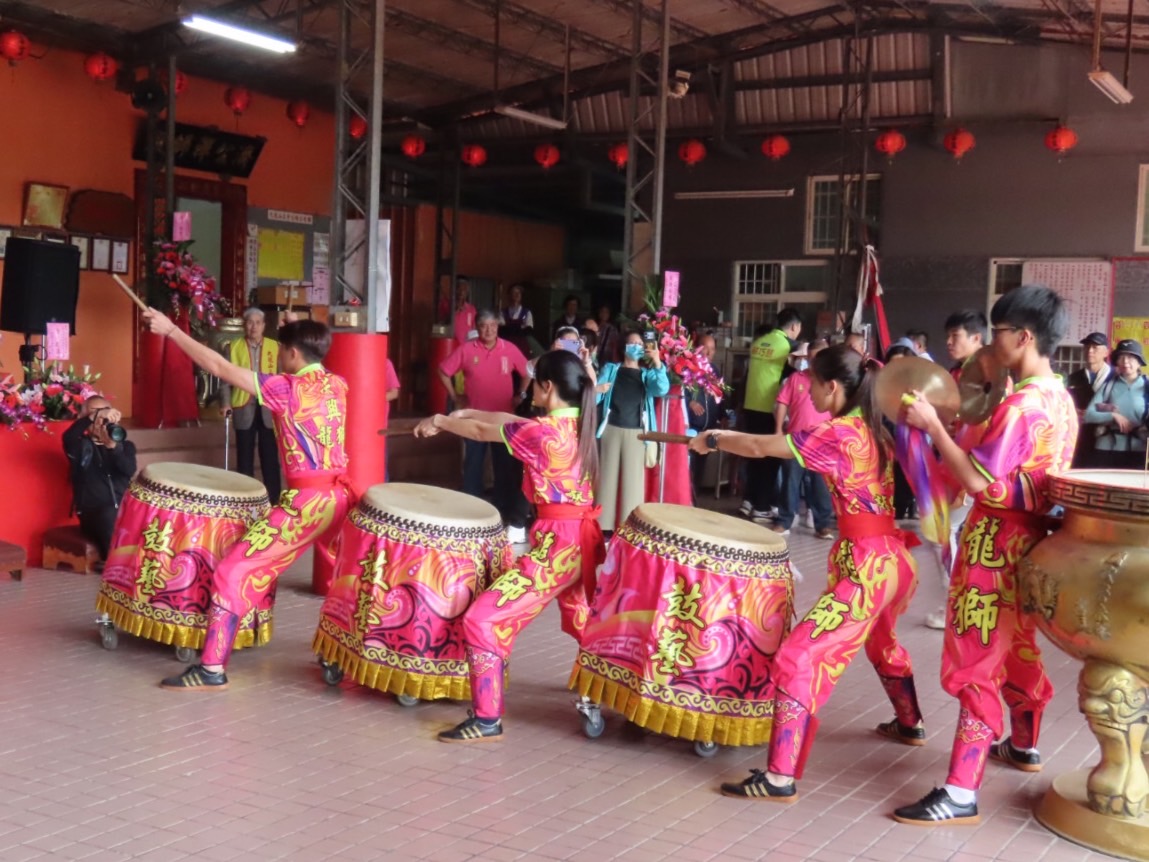 現場有來自宜蘭的洪興龍獅戰鼓團及友宮的表演，相當熱鬧。