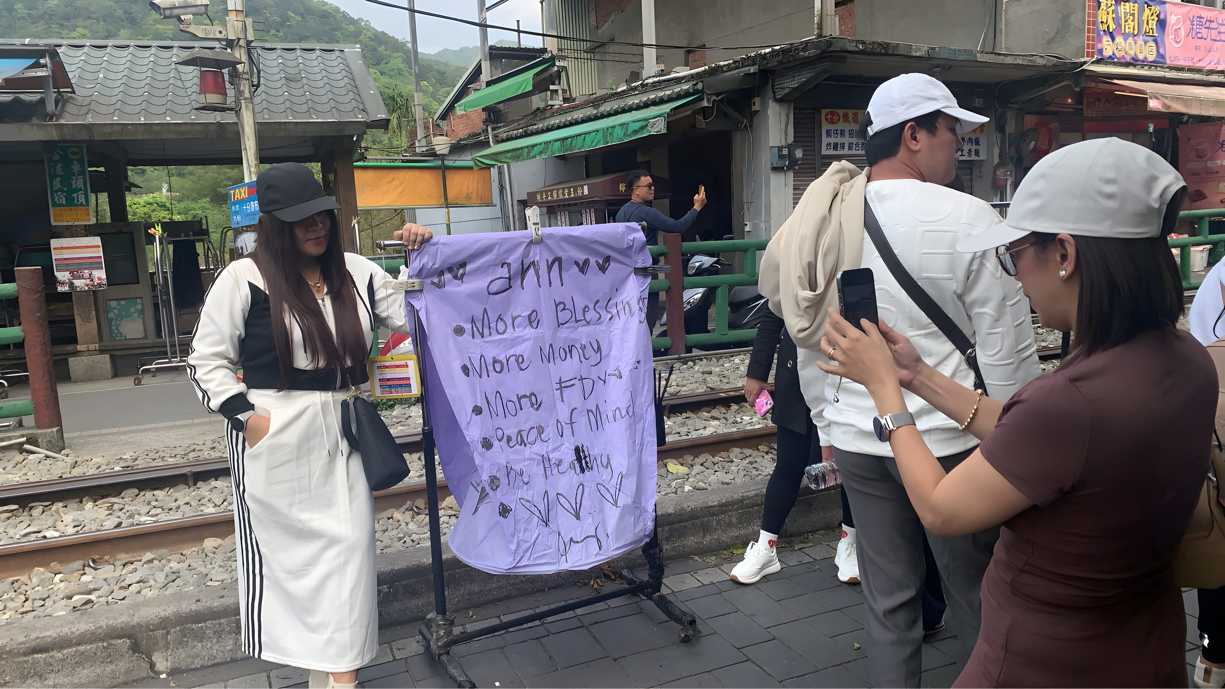 來自國外的貴賓在天燈上寫下祈福願望(感謝同城華里提供照片)