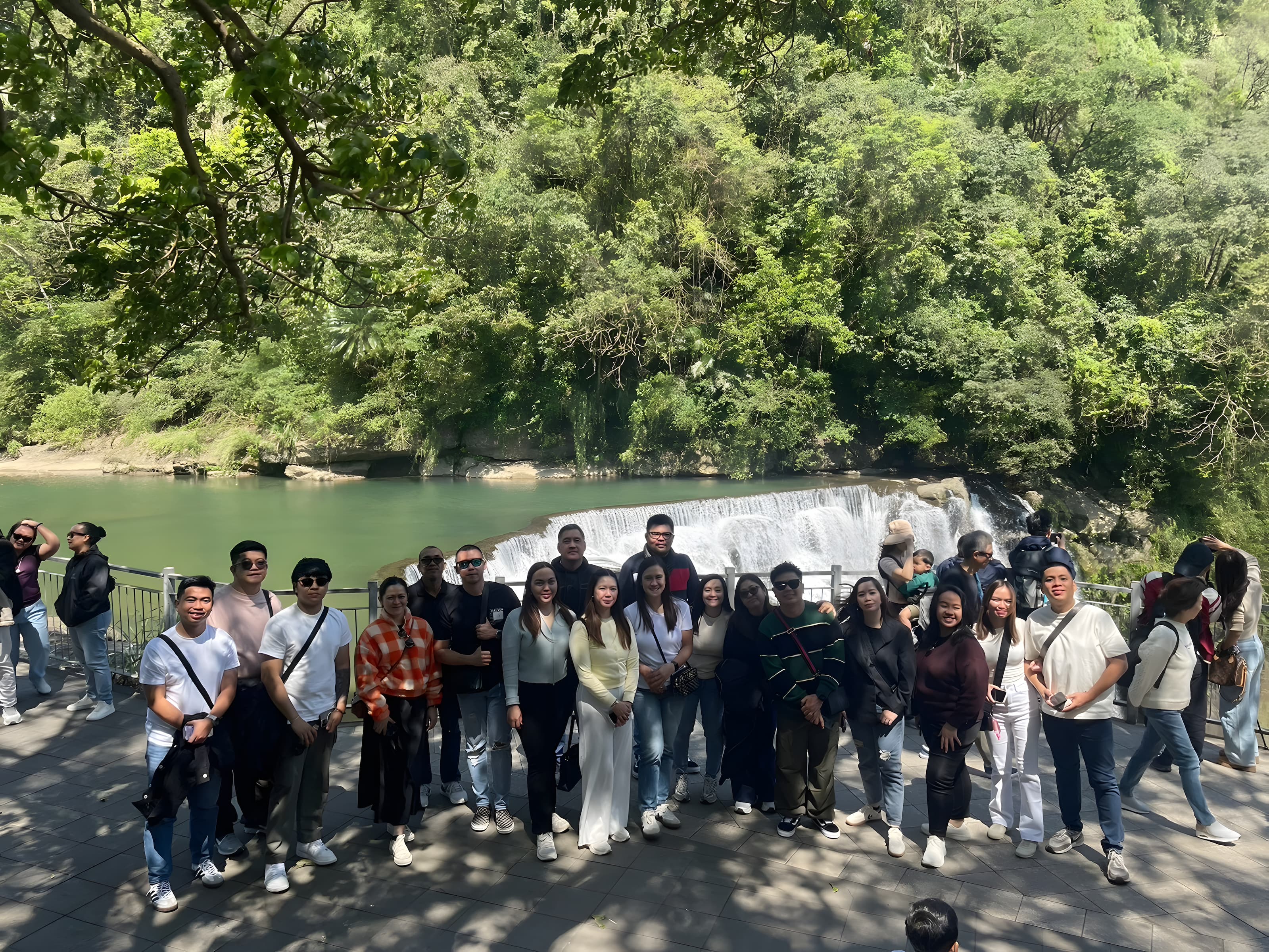 國外旅客在臺版尼加拉瀑布之稱的十分瀑布前留下美好合影(感謝同城華里提供照片)