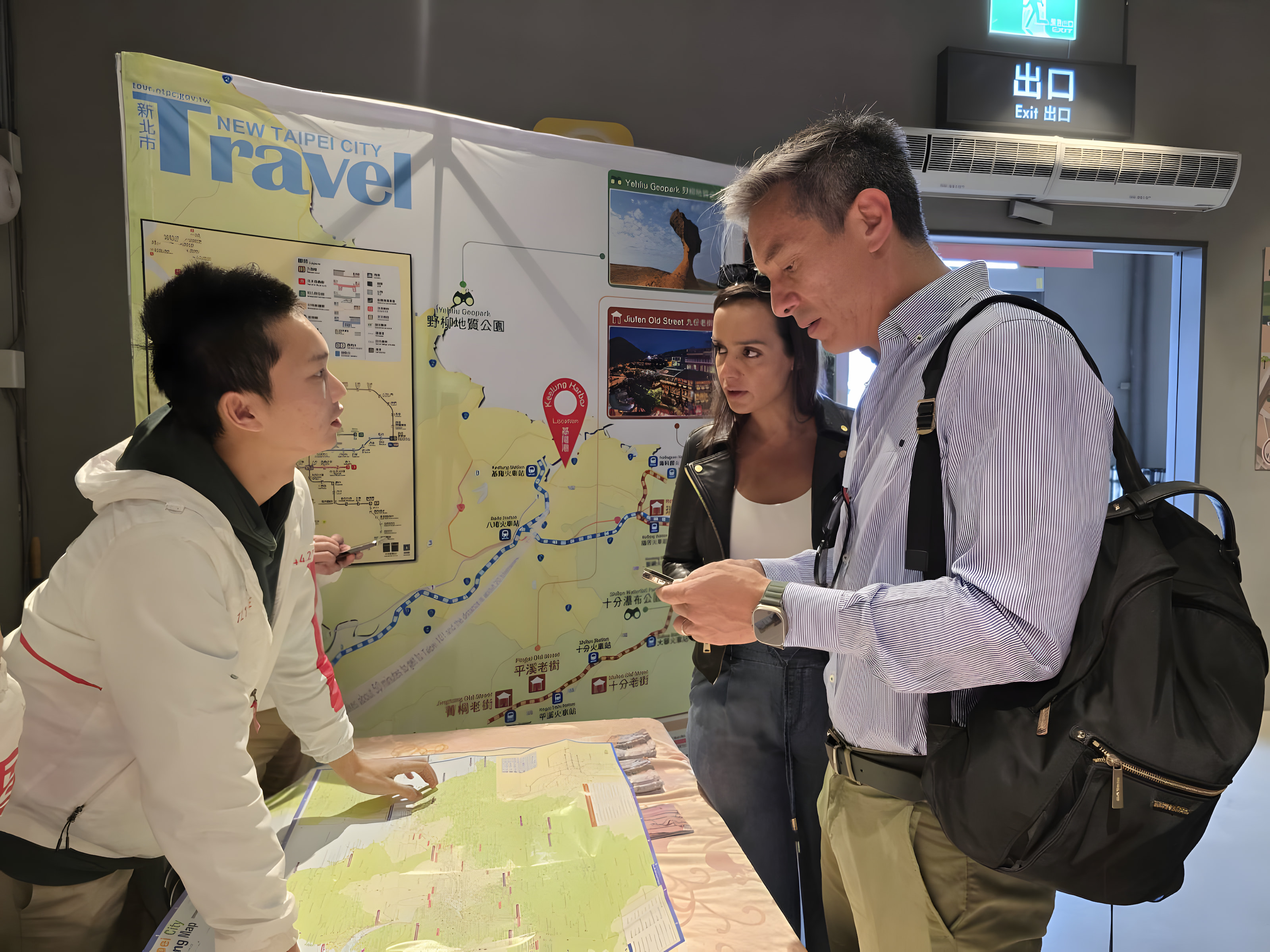 觀光旅遊局團隊前往基隆港提供郵輪旅客多語言觀光諮詢服務