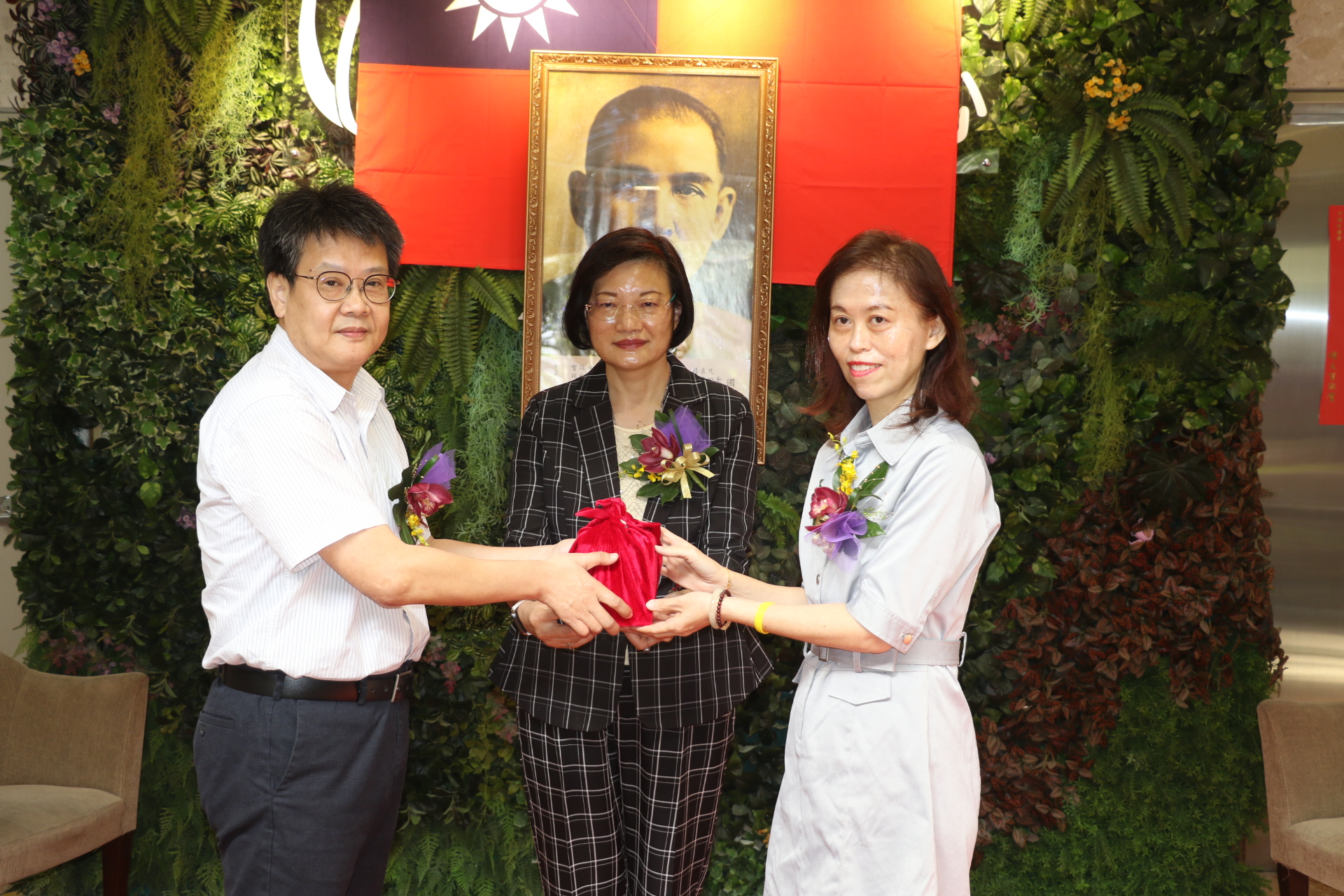 李美珍局長主持八里愛心教養院院長交接  右為新任院長劉文湘  左為卸任院長謝鑫敏